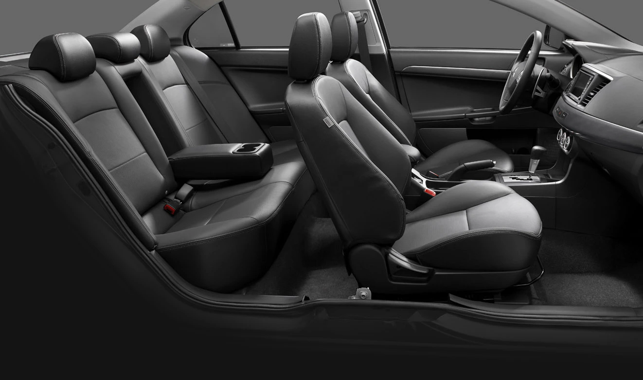 Innenraum eines Autos mit Ledersitzen und Mittelarmlehne. Modernes, elegantes Design in Schwarz. Bequem für fünf Personen.