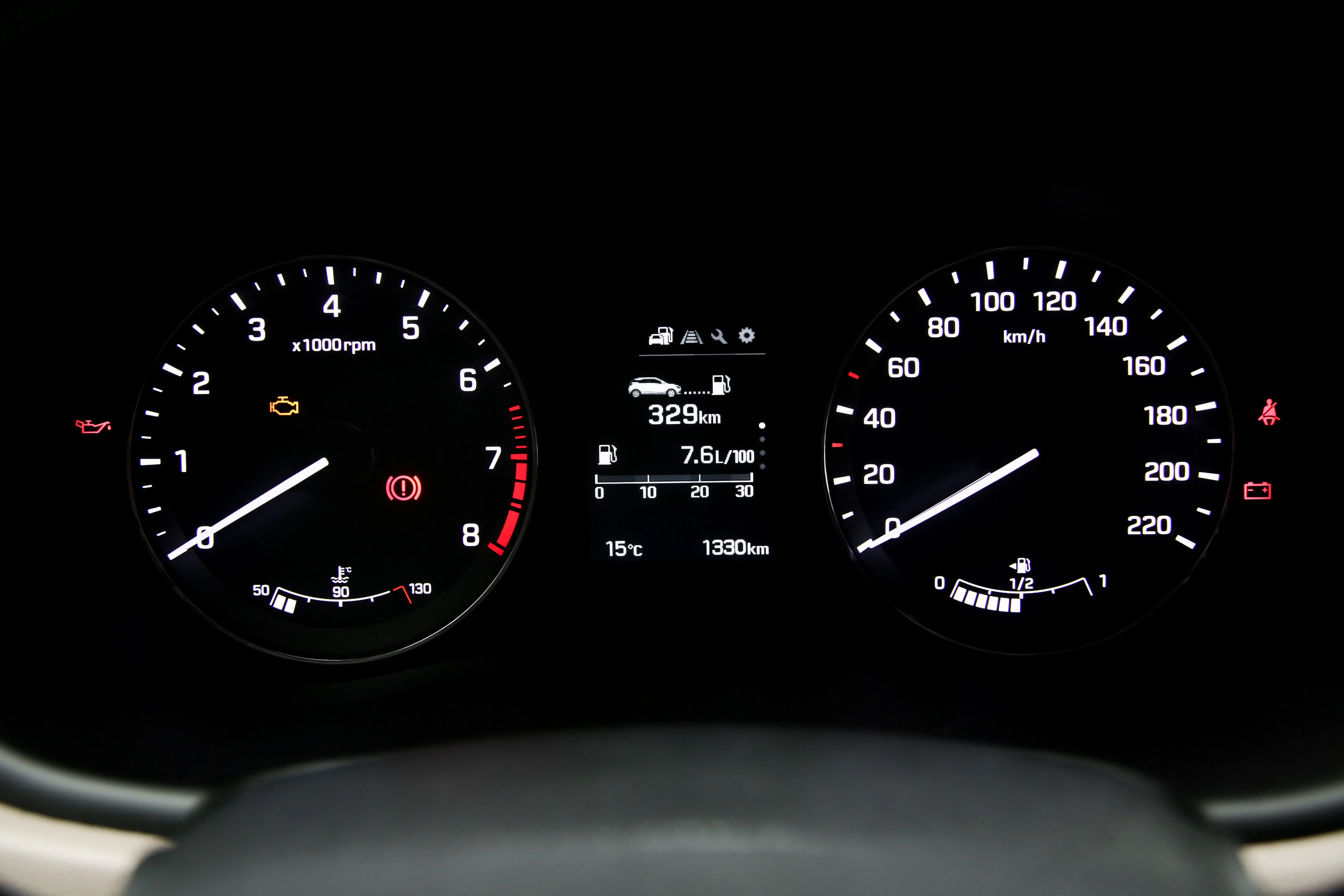 Tachometer eines Autos, zeigt 1330 km Gesamtkilometerstand, 76.0 km aktuelle Strecke, Temperatur 15°C. Warnleuchten und Drehzahl sichtbar.
