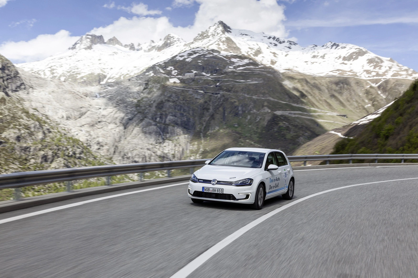VW Golf 7 e-Golf Aussenansicht Front schräg dynamisch weiss