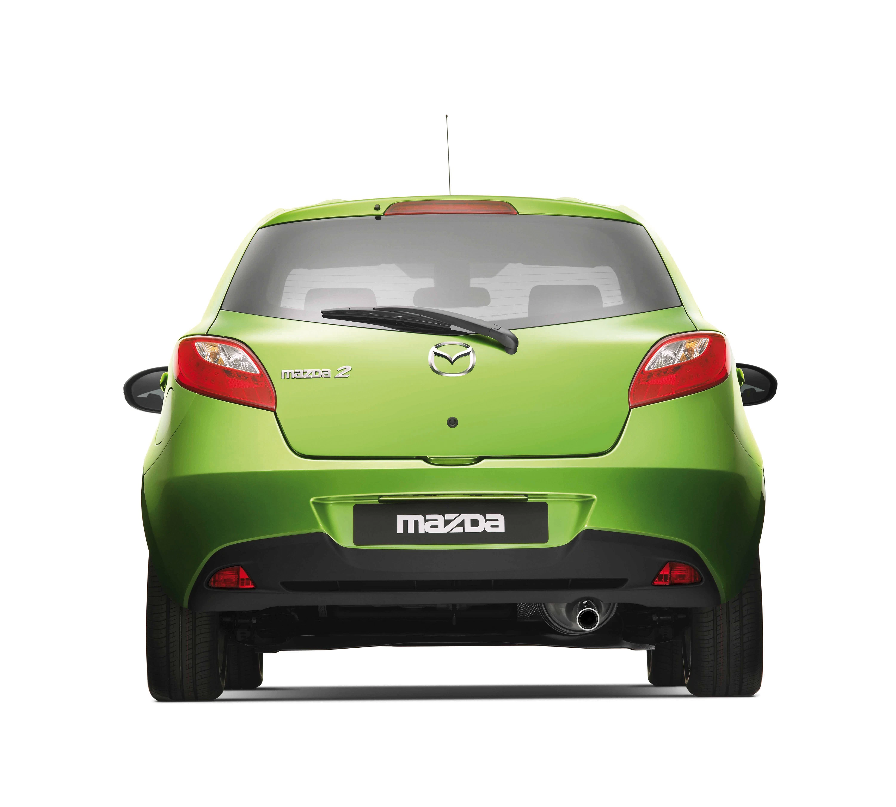 Ein grüner Mazda 2 von hinten, sichtbar sind das Mazda-Logo und das Nummernschild mit der Aufschrift "Mazda".