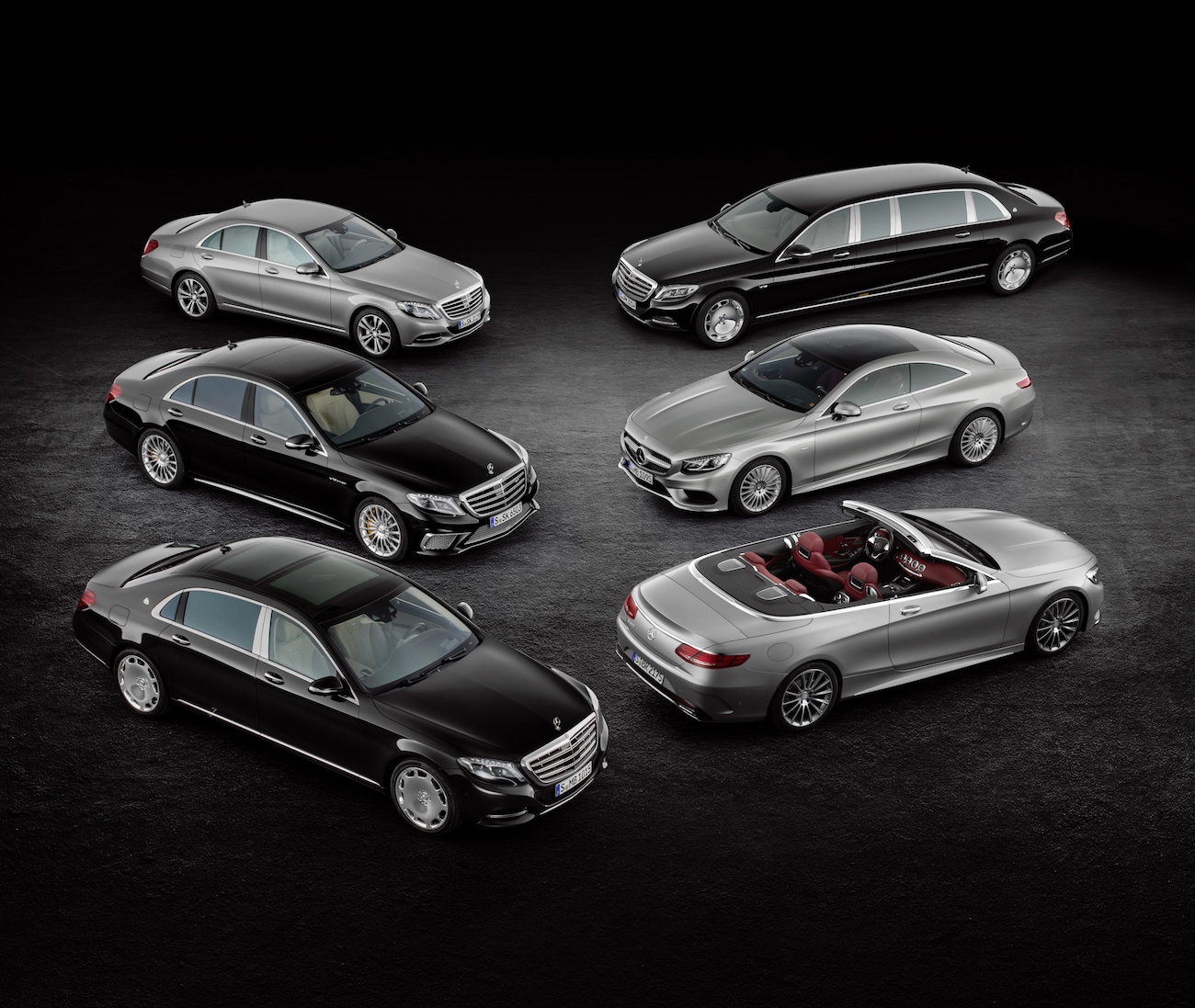 Sechs luxuriöse Limousinen und Cabrios in verschiedenen Farben, auf schwarzem Hintergrund präsentiert.