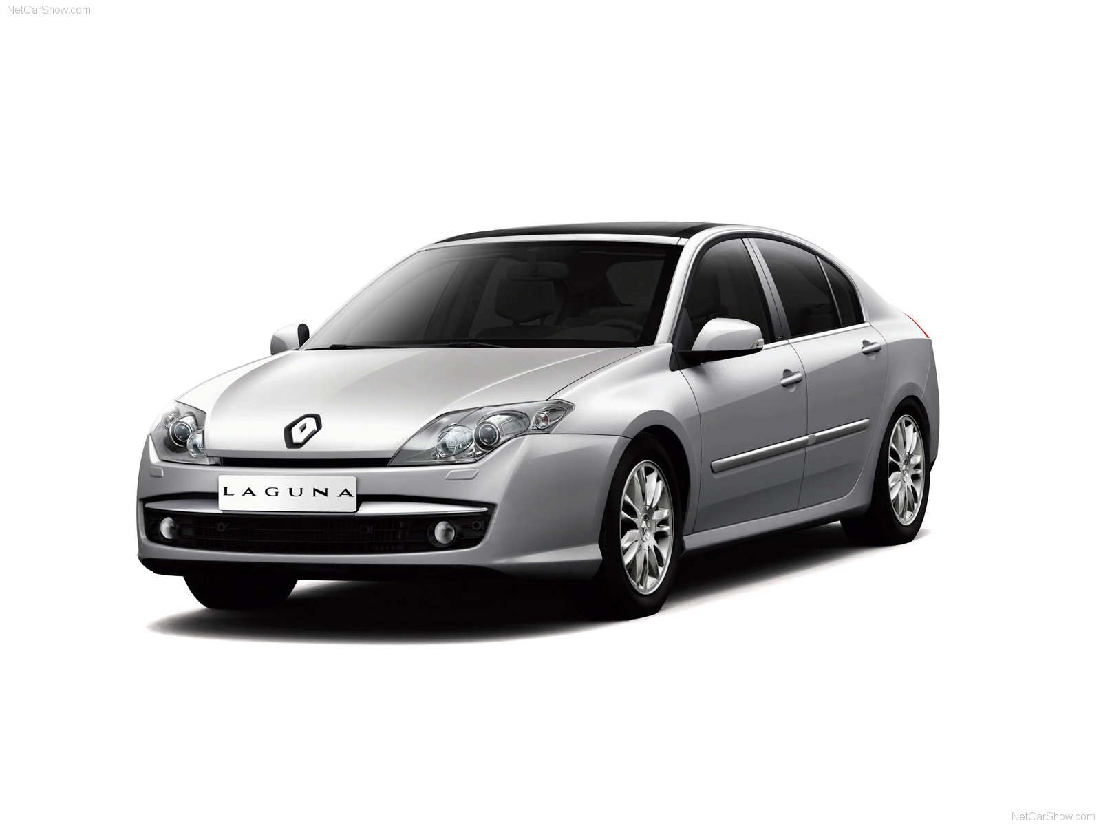 Silberner Renault Laguna PKW, Seitenansicht von vorne und rechts, auf weißem Hintergrund.