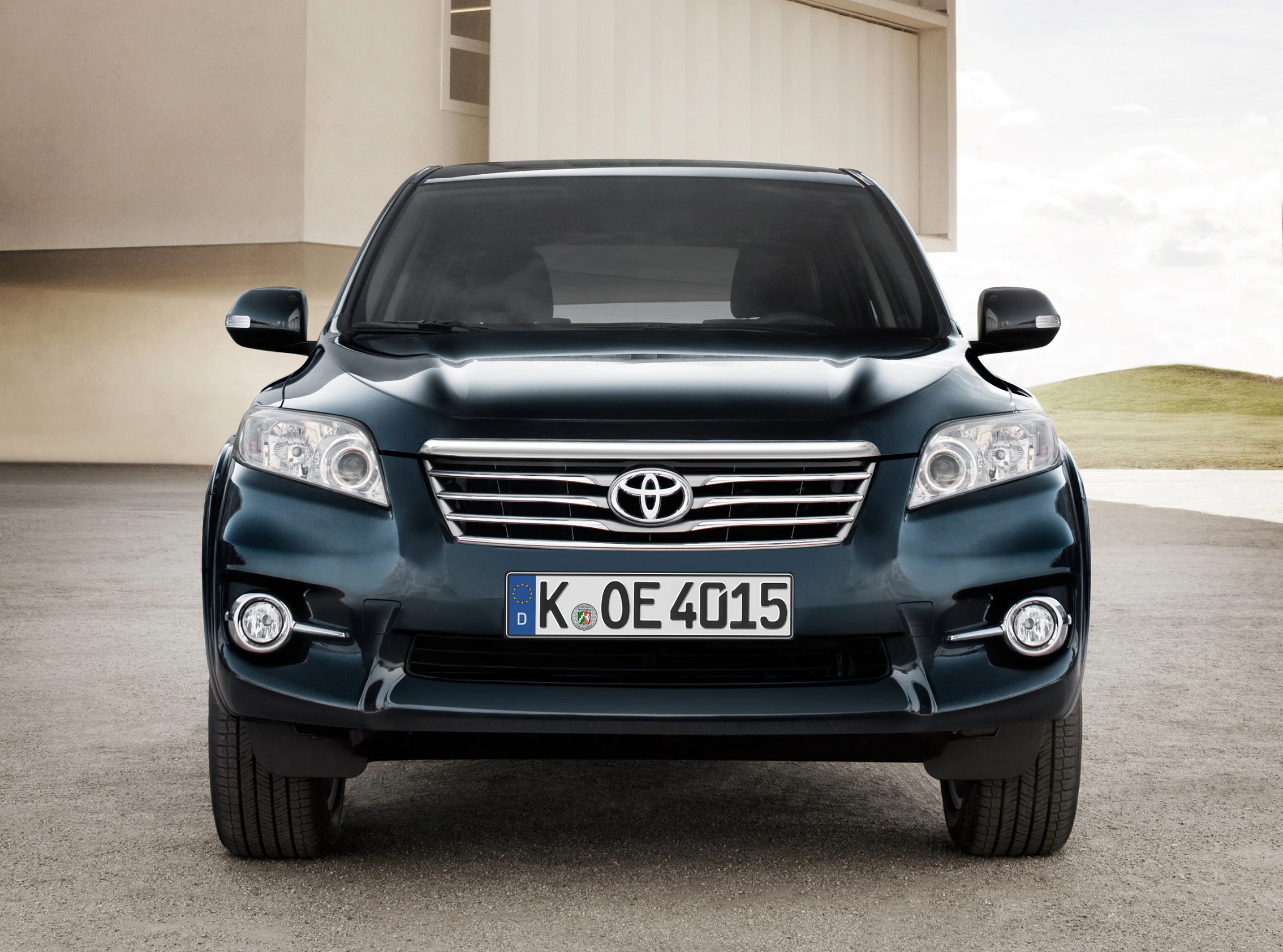 Frontansicht eines schwarzen Toyota SUVs auf einem Parkplatz, mit deutscher Nummernschild-Kennzeichnung, vor einem modernen Gebäude.