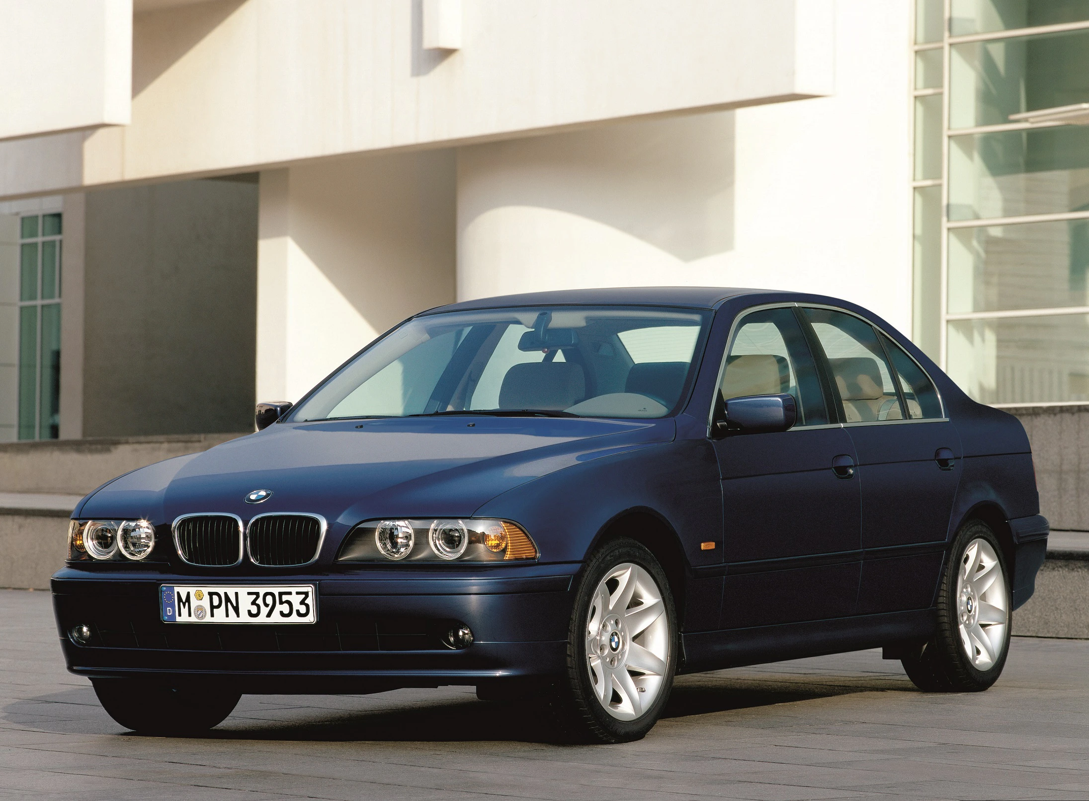 BMW 5er Limousine E39 LCI Aussenansicht Front schräg statisch dunkelblau