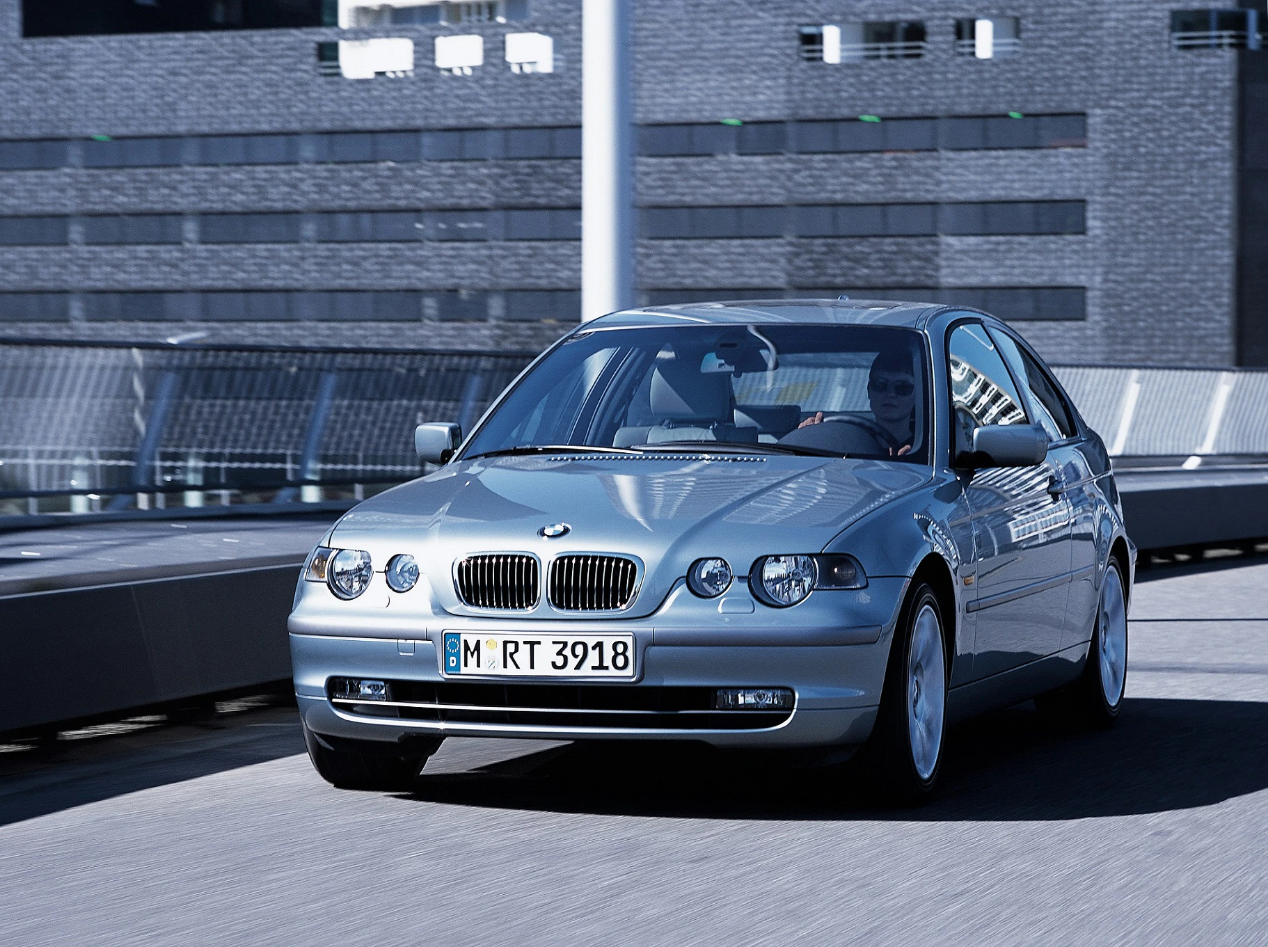 BMW 3er Compact E46 Aussenansicht Front schräg dynamisch silber