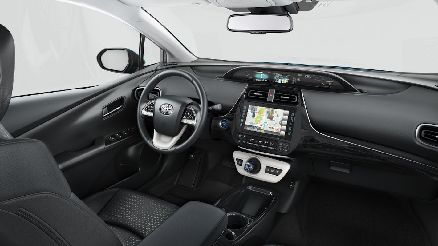 Innenraum eines Autos mit modernem Armaturenbrett, Touchscreen-Display, Multifunktionslenkrad und schwarzen Ledersitzen.