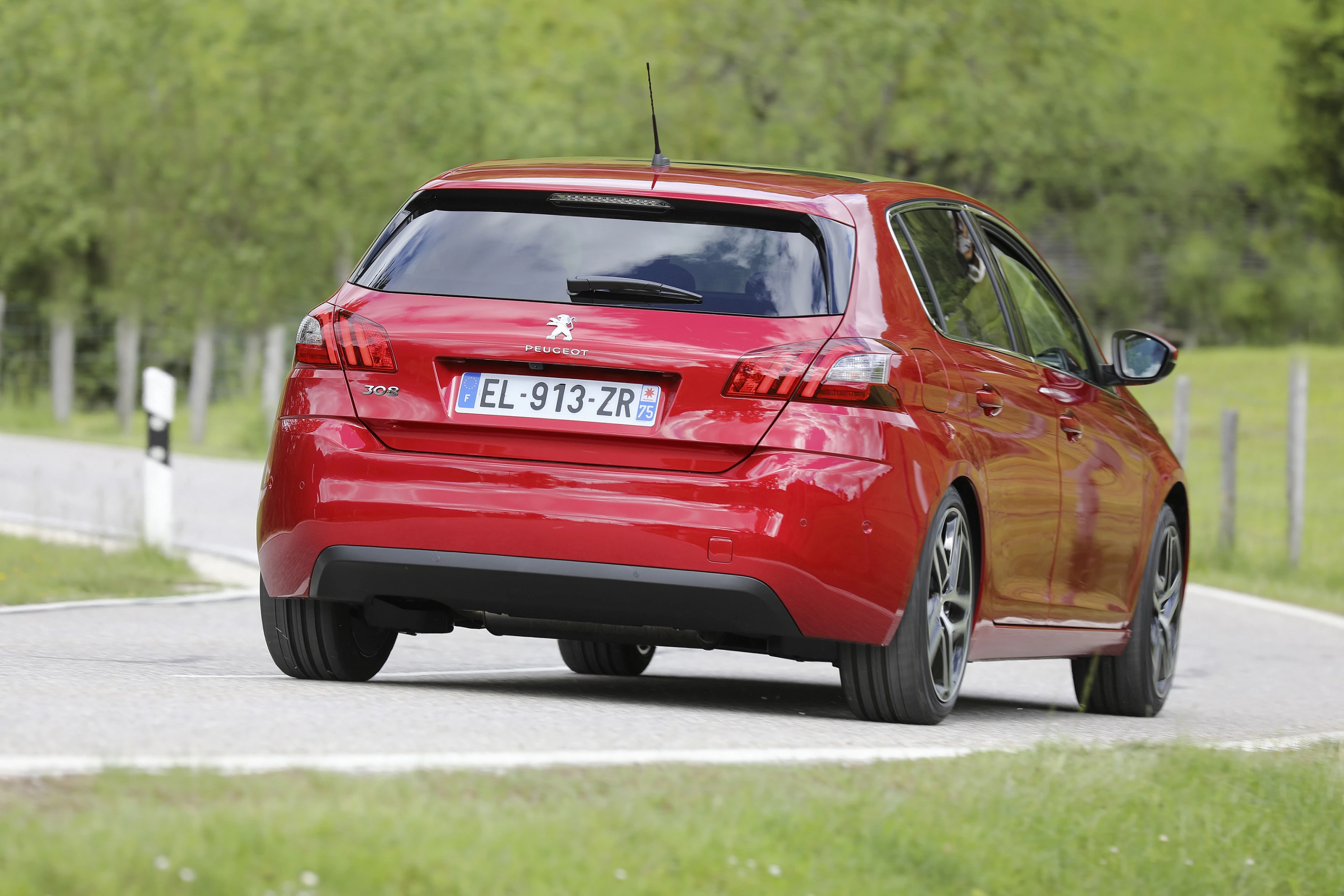 Peugeot 308 T9 Aussenansicht Heck schräg dynamisch rot