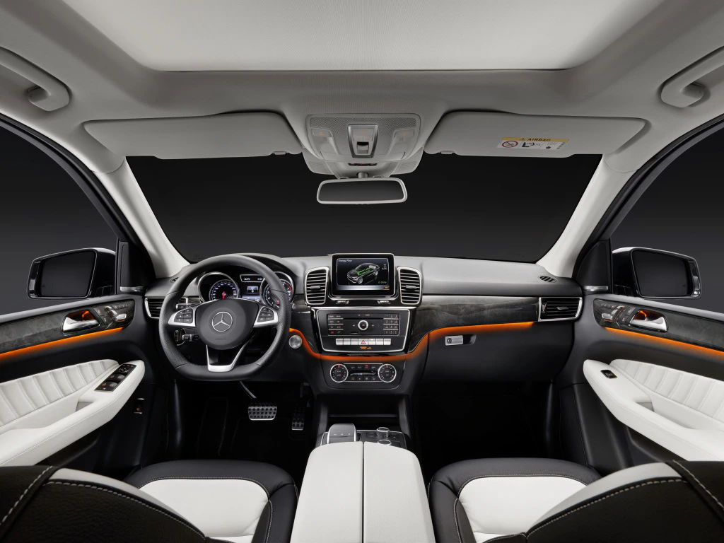 Innenraum eines luxuriösen Autos mit Lederpolstern, modernem Armaturenbrett, zentralem Bildschirm und Lederlenkrad, elegantes Design in Schwarz und Weiß.