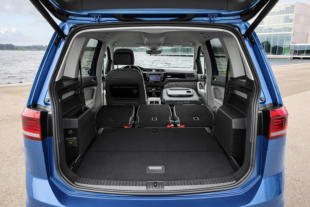VW Touran 2 Aussenansicht Heck Kofferraum geöffnet Sitze umgeklappt statisch blau