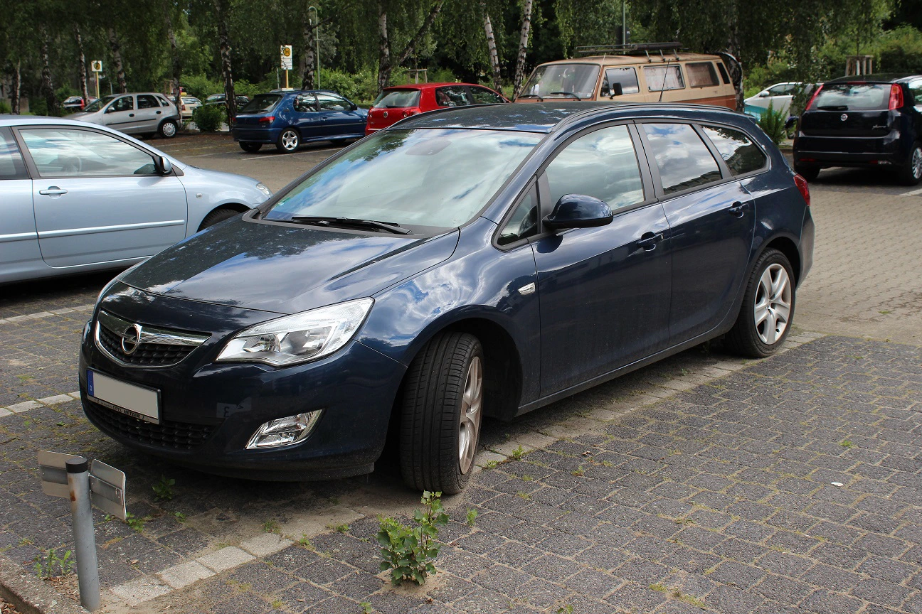 Opel Astra J Sports Tourer Aussenansicht Front schräg statisch blau