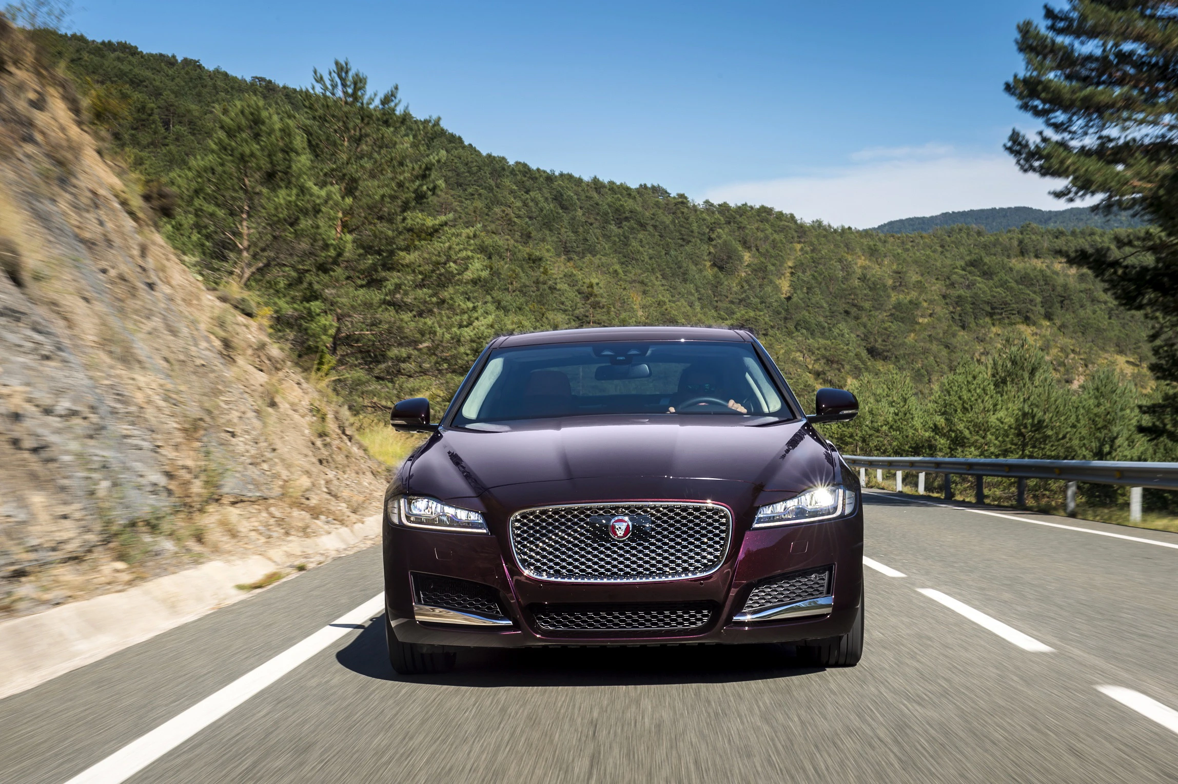 Jaguar XF X260 Aussenansicht Front dynamisch violett