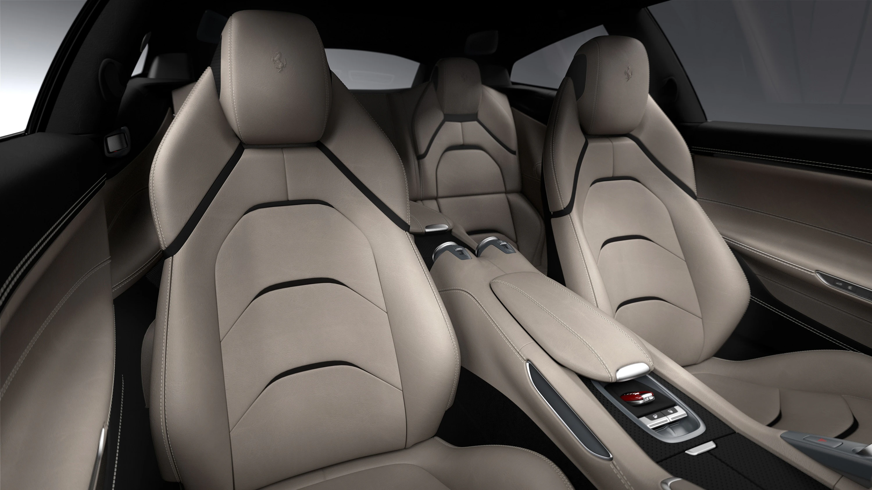 Innenraum eines Autos mit beigen Ledersitzen und modernen Designelementen. Zwei Vordersitze und zwei Rücksitze, zentrale Konsole sichtbar.