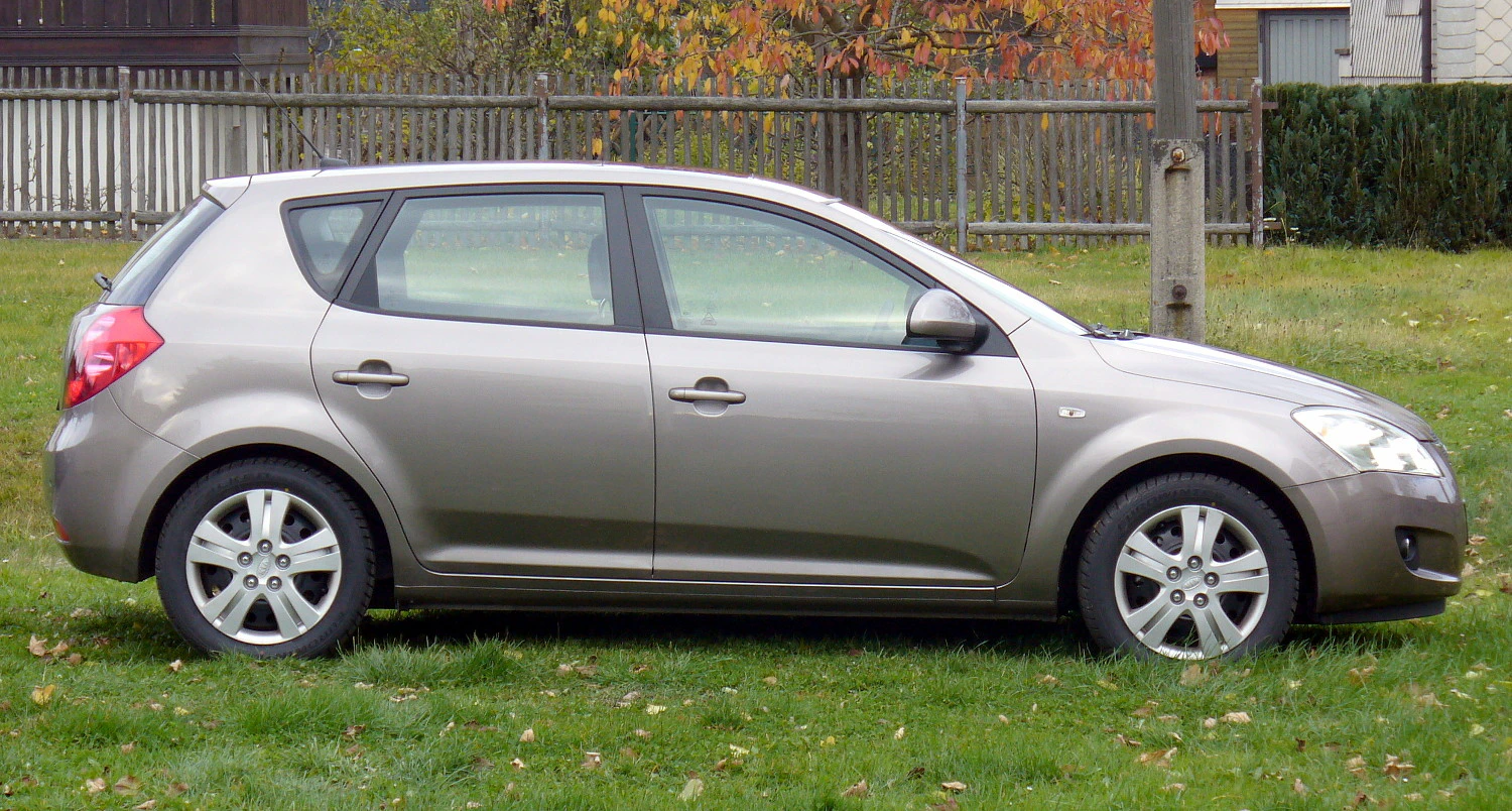 Kia Cee`d Aussenansicht Seite statisch silber