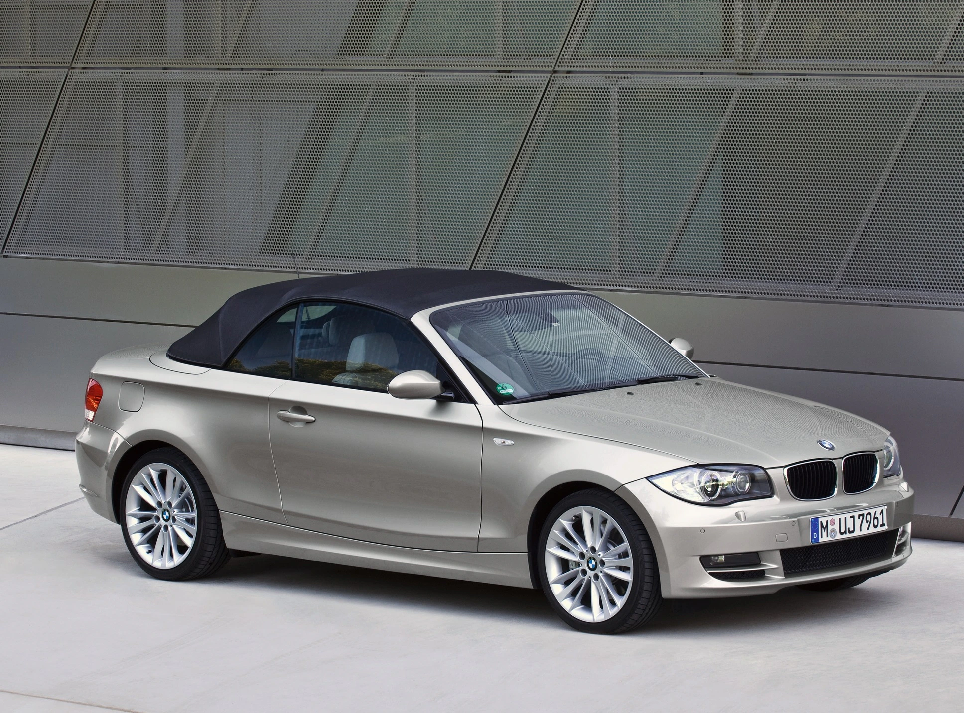 BMW 1er Cabriolet Aussenansicht Seite schräg statisch grau