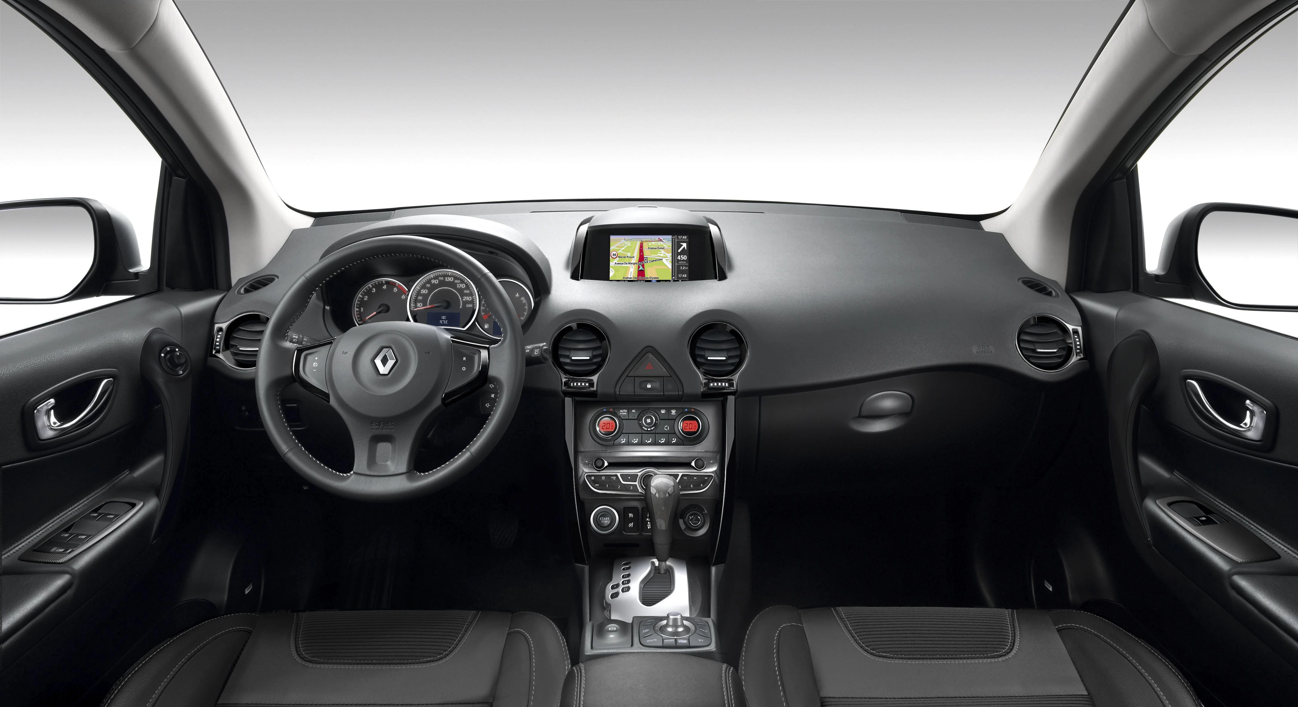 Innenraum eines Renault-Autos mit Lenkrad, Armaturenbrett, Navigationssystem und schwarzen Sitzen.