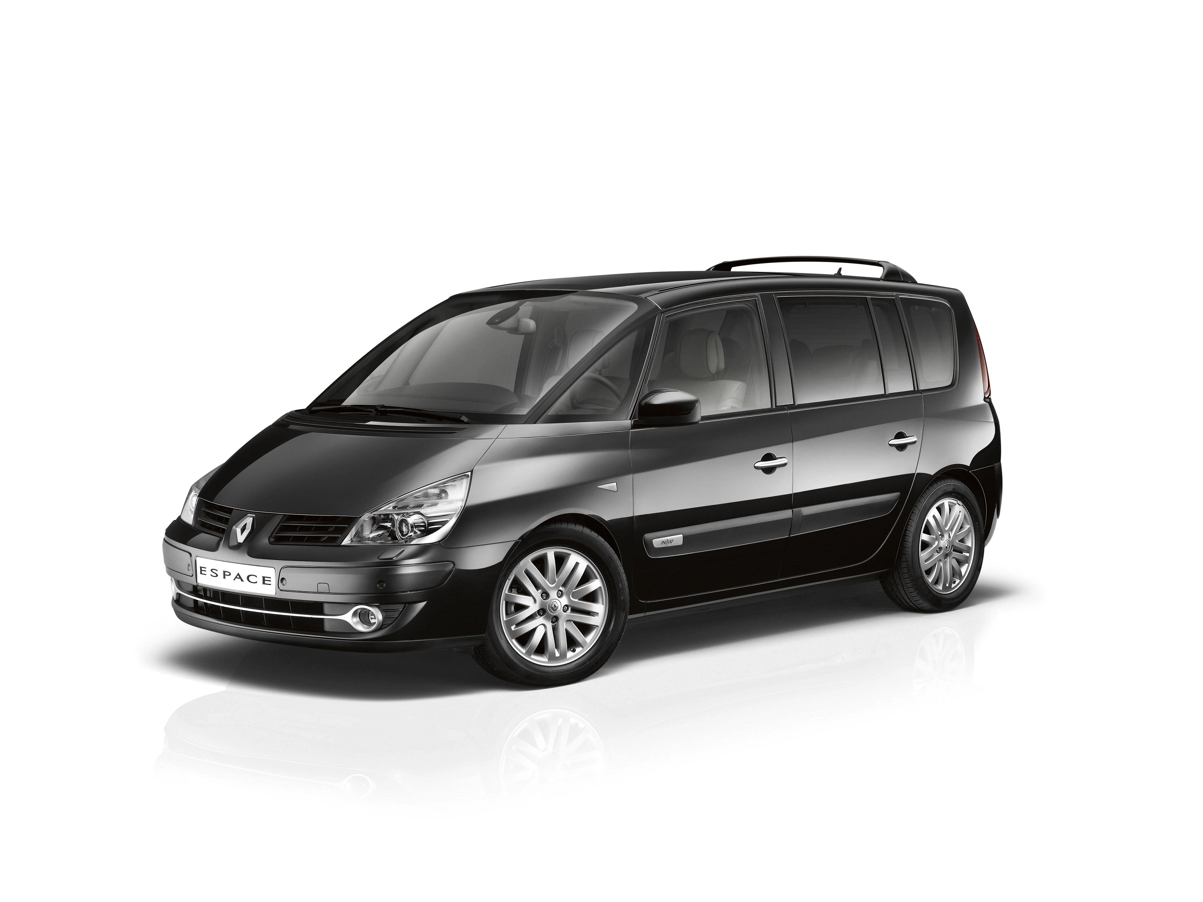 Ein schwarzer Renault Espace Van, seitlich von vorne fotografiert, auf einem weißen Hintergrund.