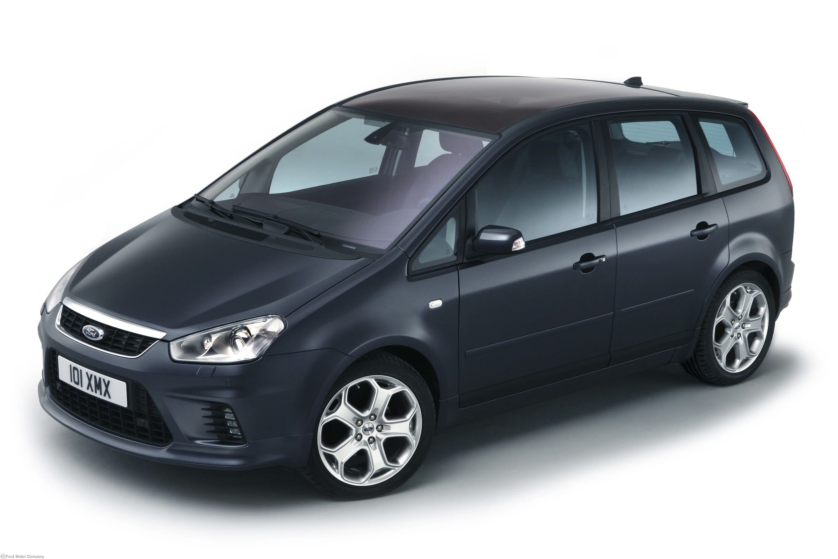 Dunkelgrauer Ford C-Max Kombi auf weißem Hintergrund, von schräg vorne links fotografiert.