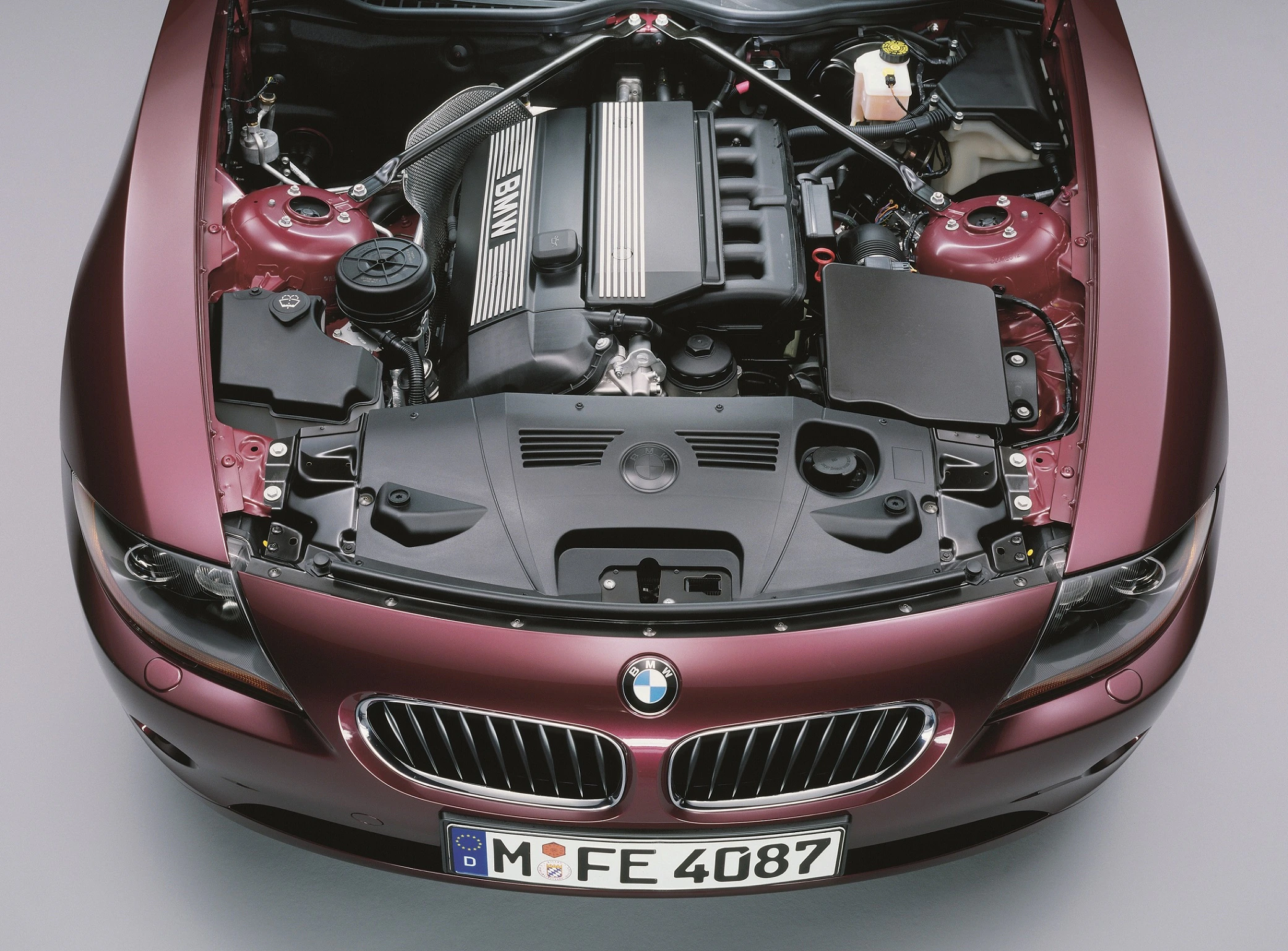 BMW Z4 Roadster E85 Aussenansicht Front erhöht statisch Studio rot Motorhaube geöffnet Detail Motor