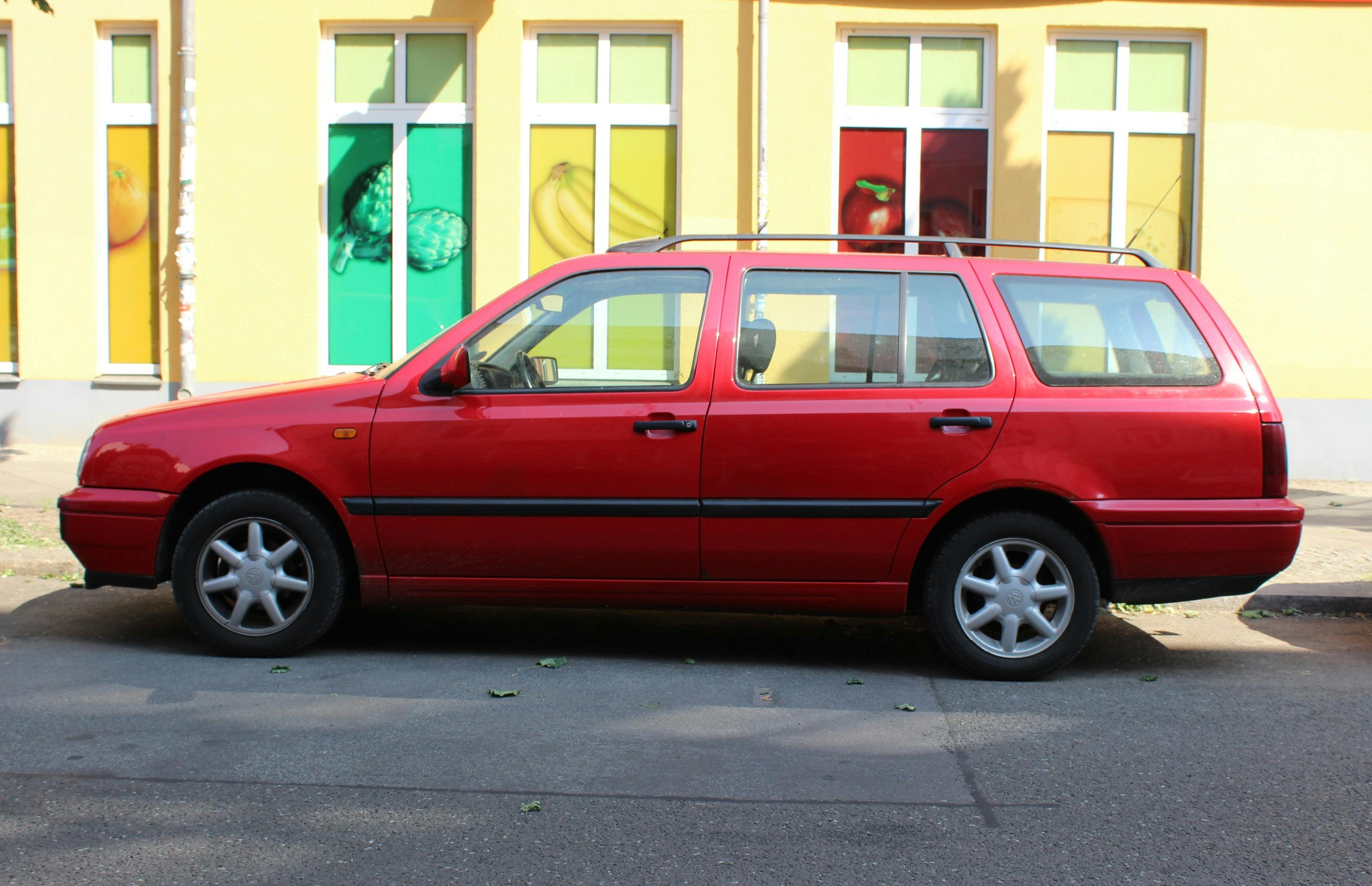 VW Golf 3 Variant 1H Aussenansicht Seite statisch rot