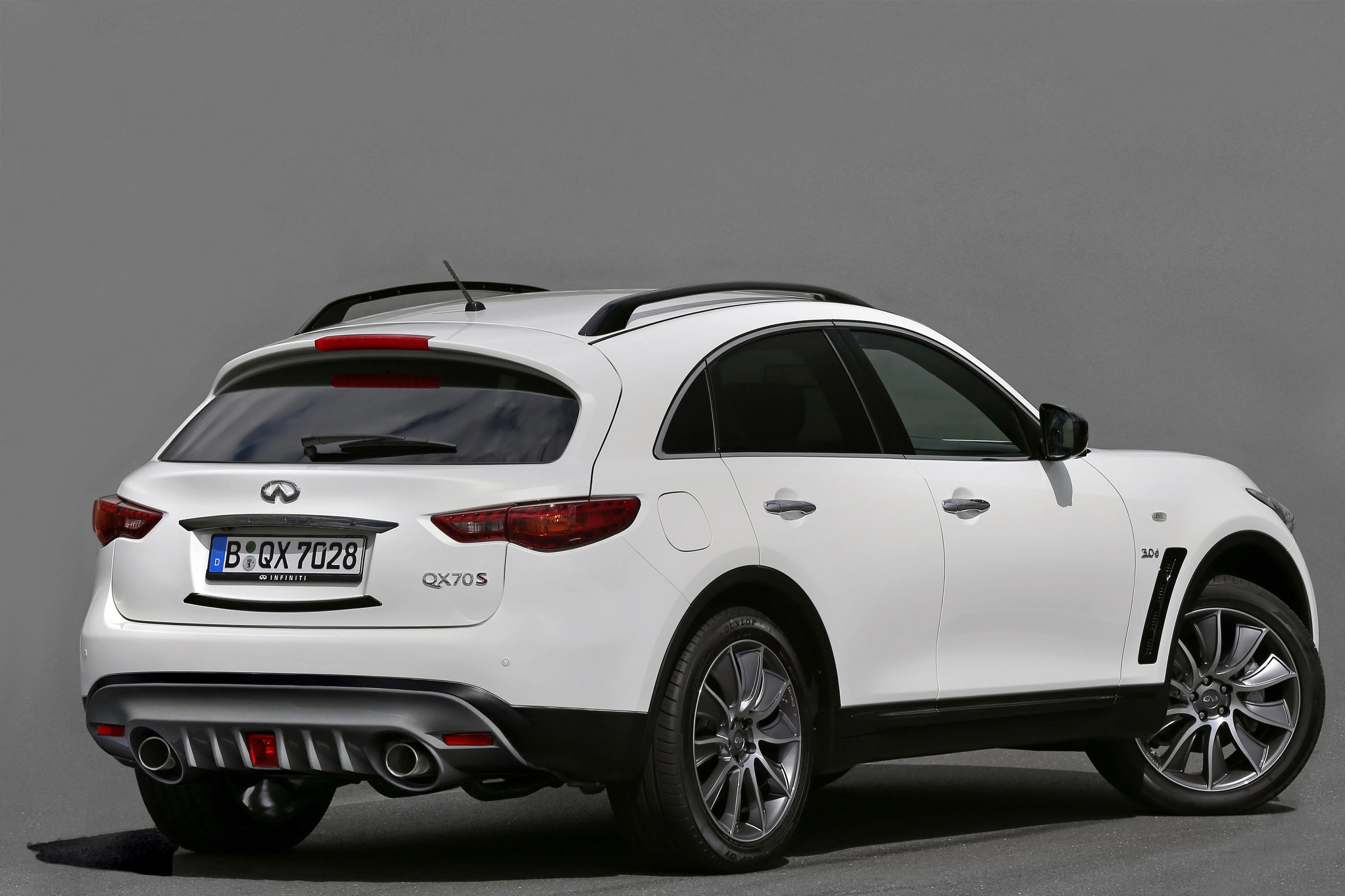 Weißes SUV, Seiten- und Heckansicht, parkend vor grauem Hintergrund. Deutsche Autonummer  sichtbar.