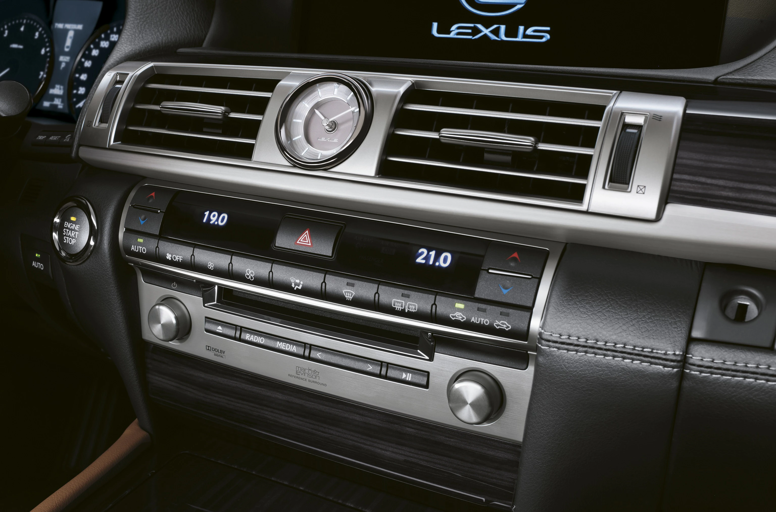 Armaturenbrett eines Lexus mit Analog-Uhr, Belüftungen, und Klimasteuerung. Kontrollknöpfe und Temperaturanzeigen sind sichtbar.
