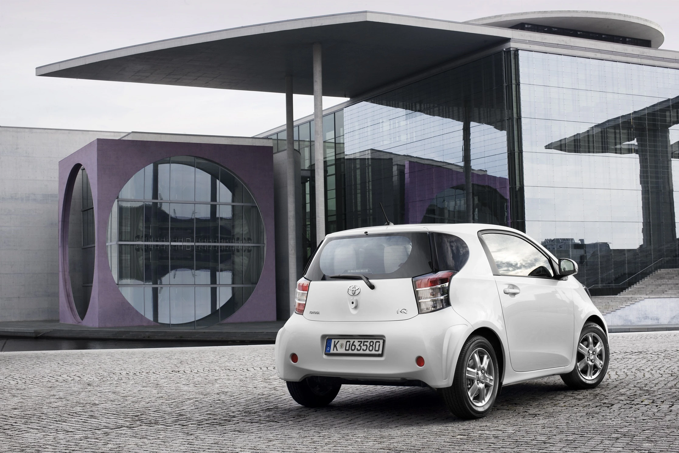 Toyota iQ AJ1 Aussenansicht Heck schräg statisch weiß