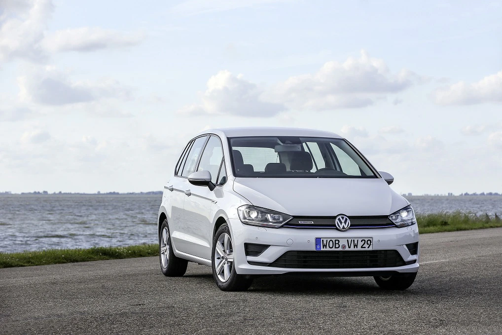 VW Golf Sportsvan Aussenansicht Front schräg statisch weiss
