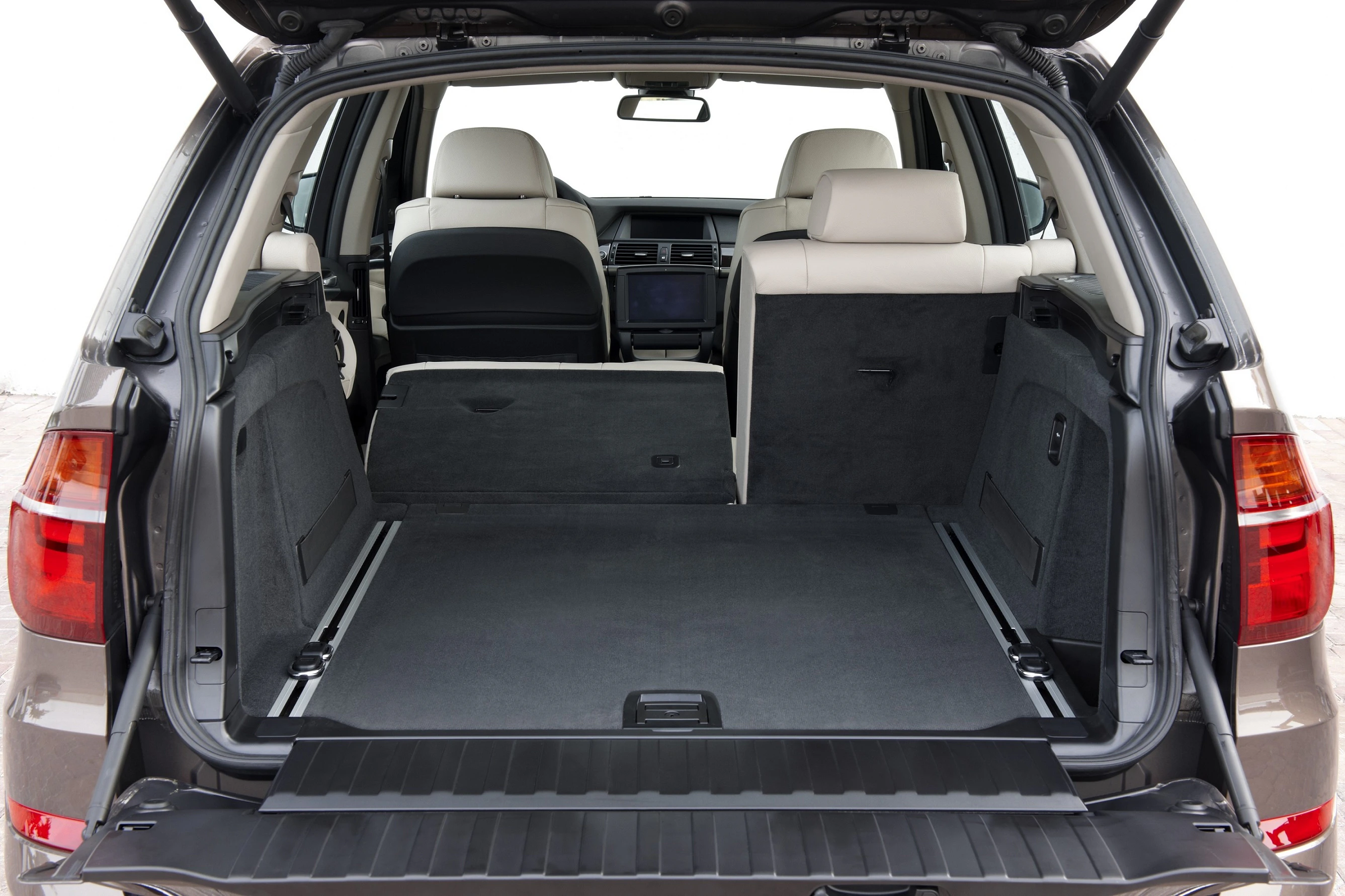 Blick in den Kofferraum eines SUVs mit umgeklappter Rückbank. Das Interieur ist in dunklem Stoff gehalten. Ideal für zusätzlichen Laderaum.