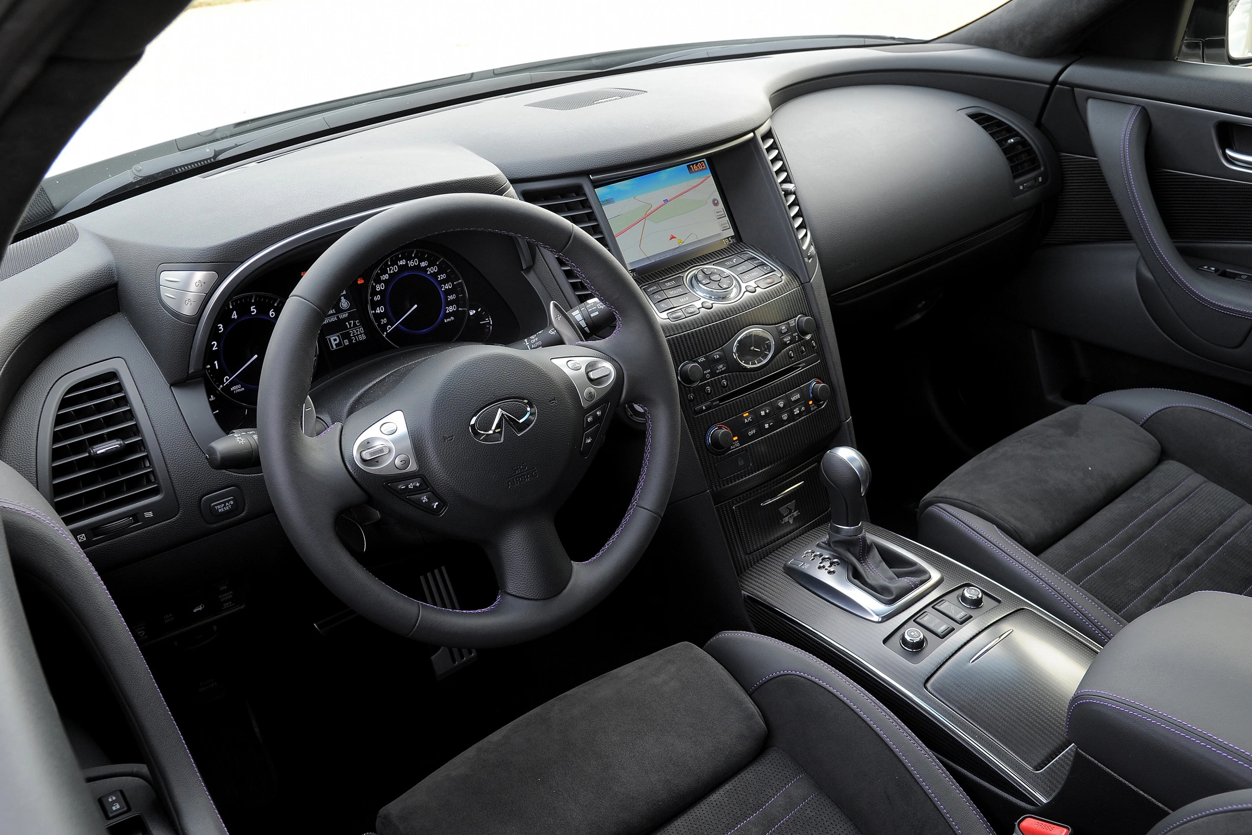 Innenraum eines Autos mit modernem Lenkrad, Armaturenbrett mit Navigationsbildschirm, mittelkonsole mit Schalthebel und schwarzen Ledersitzen.