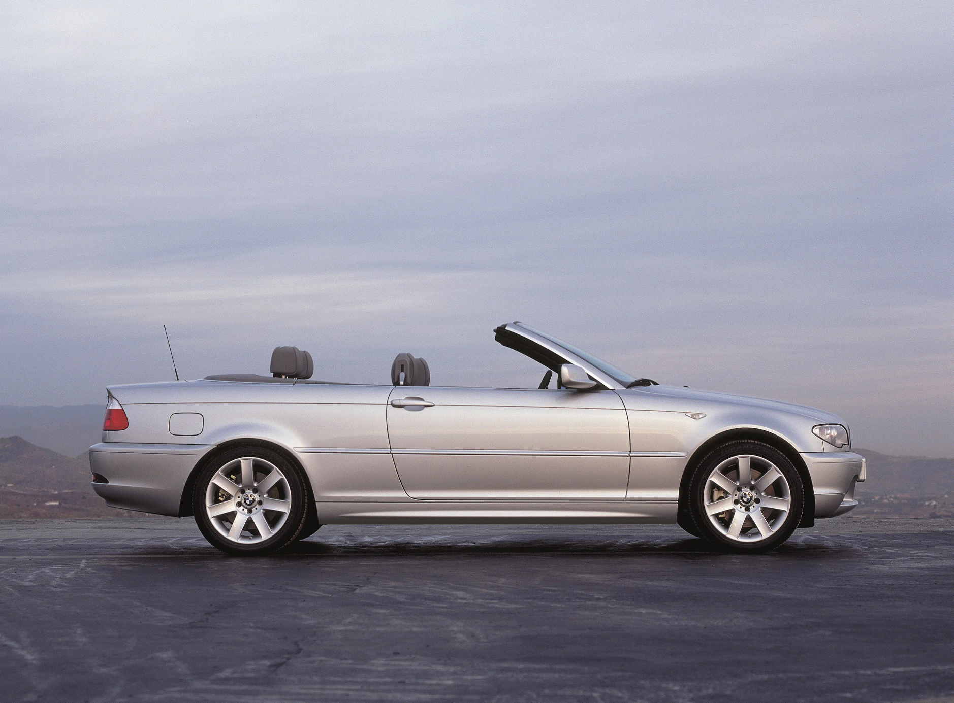 BMW 3er Cabriolet E46 LCI Aussenansicht Seite statisch silber