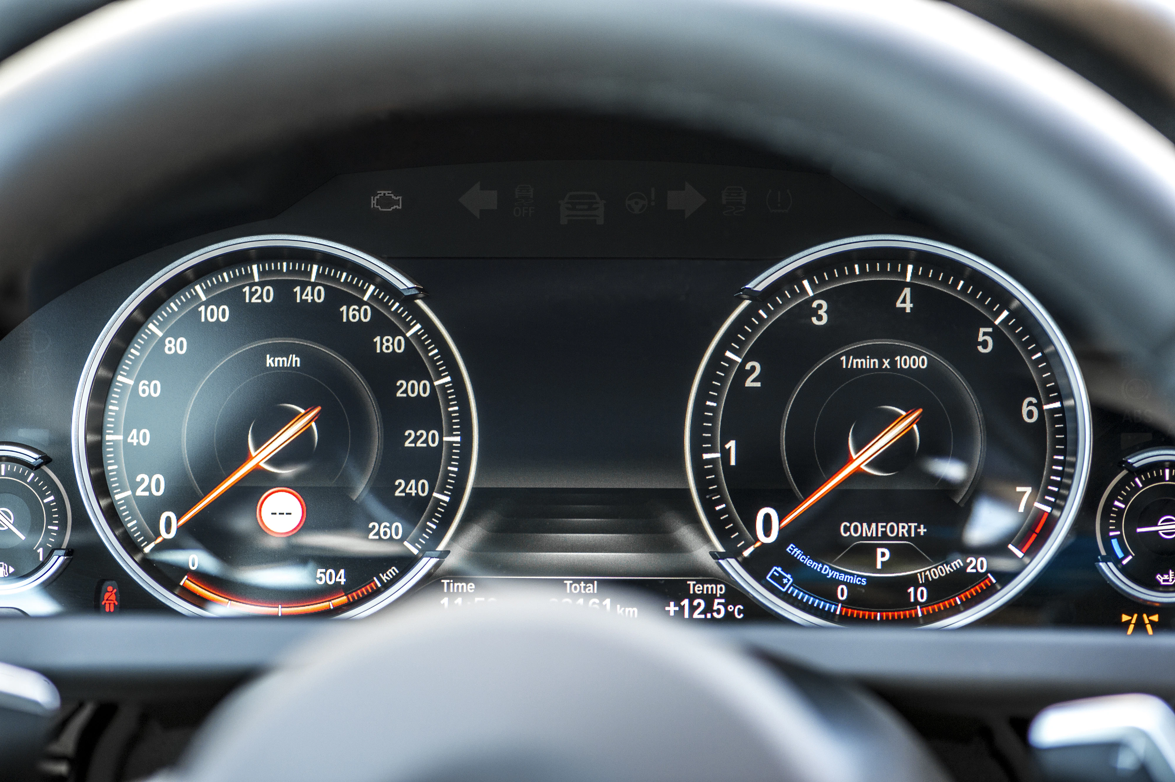 Nahaufnahme eines Fahrzeug-Cockpits mit Tachometer und Drehzahlmesser. Beide Anzeigen zeigen 0 an. Temperaturanzeige unten zeigt 12,5°C.