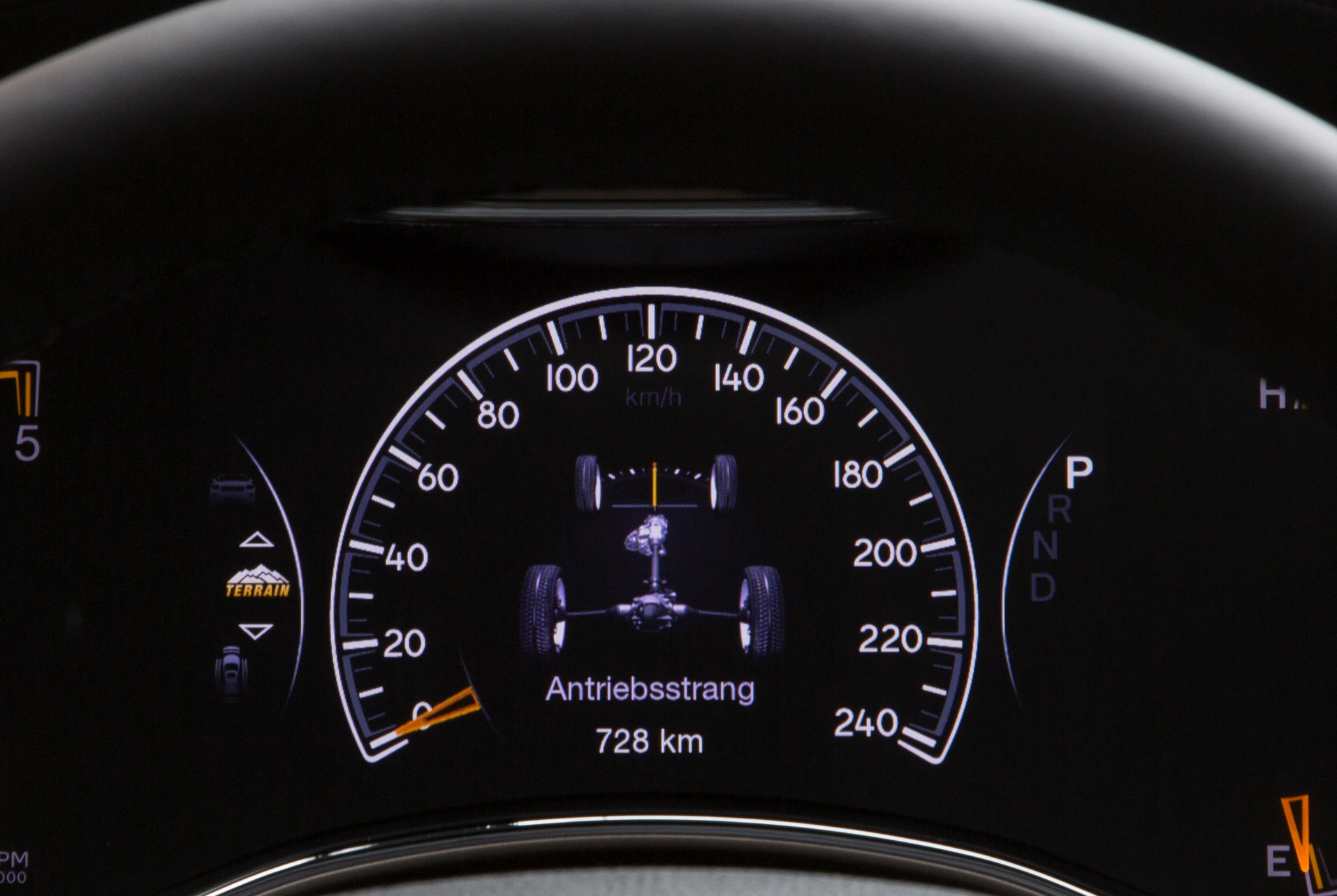 Nahaufnahme eines Tachometers mit Digitalanzeige, zeigt Antriebsstrang, Kilometerstand 728 km und Geschwindigkeitsanzeige in km/h.