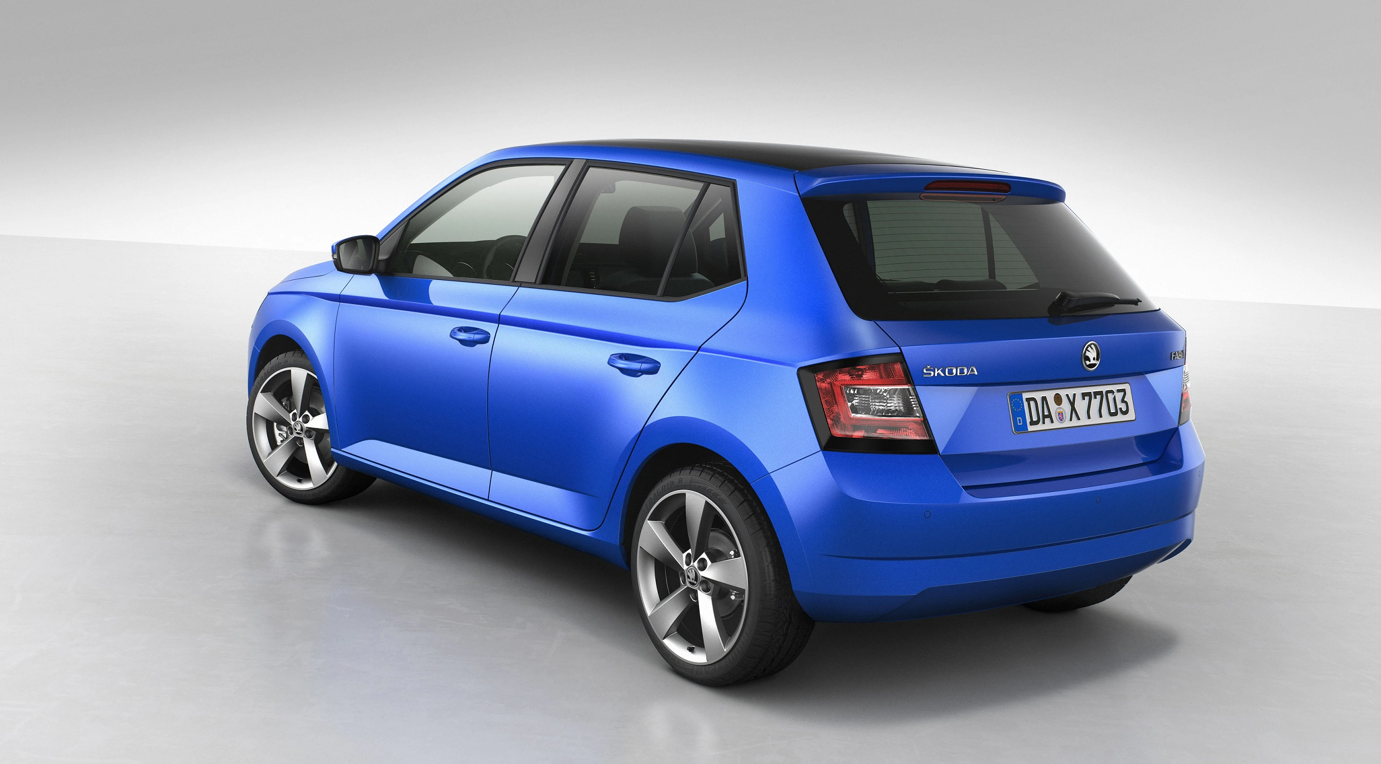 Blauer Skoda-Kleinwagen mit fünf Türen, modernen Leichtmetallfelgen und getönten Heckscheiben auf einem neutralen Hintergrund.