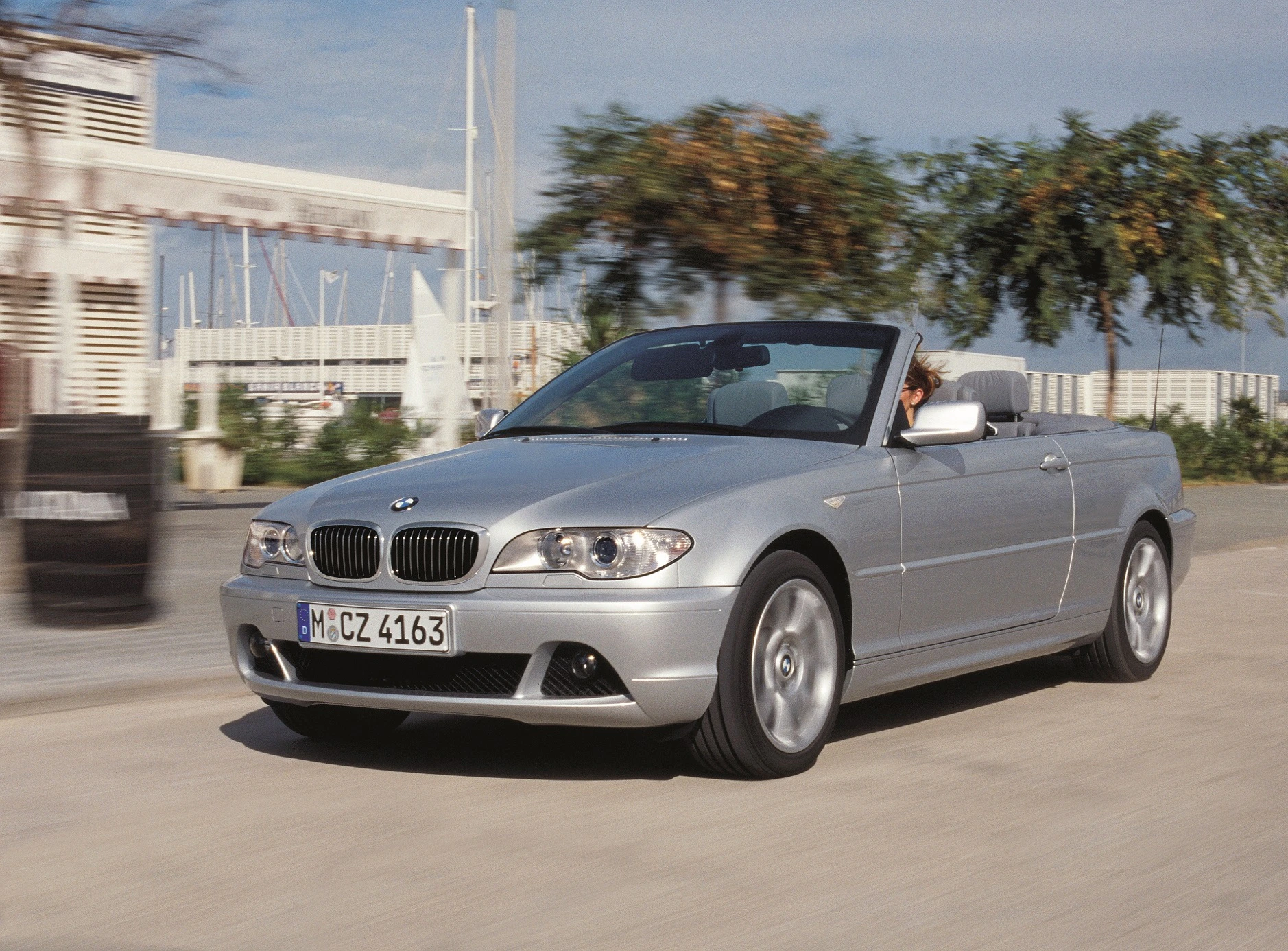 BMW 3er Cabriolet E46 LCI Aussenansicht Front schräg dynamisch silber