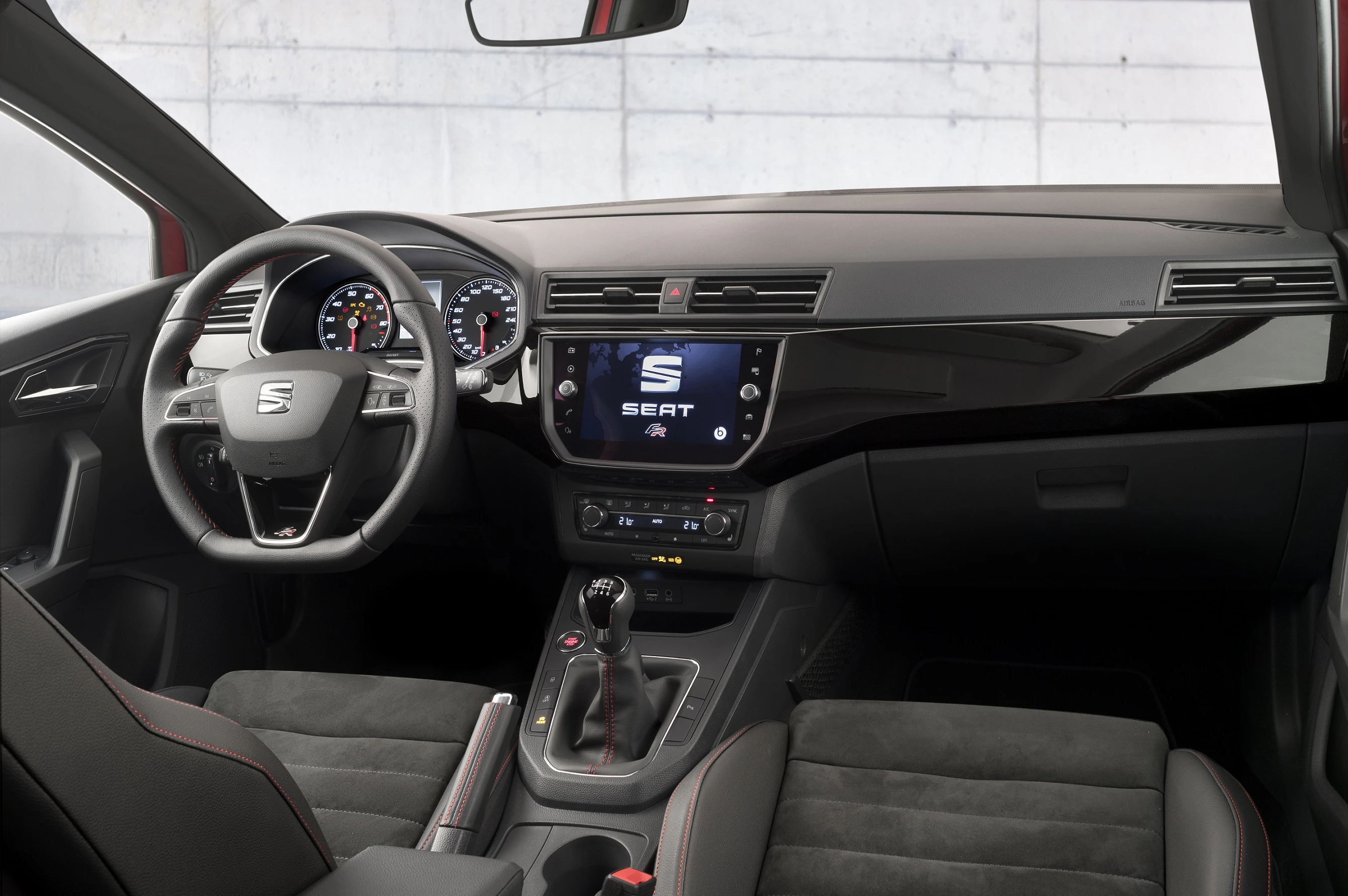 SEAT Ibiza Innenansicht statisch Vordersitze und Armaturenbrett beifahrerseitig