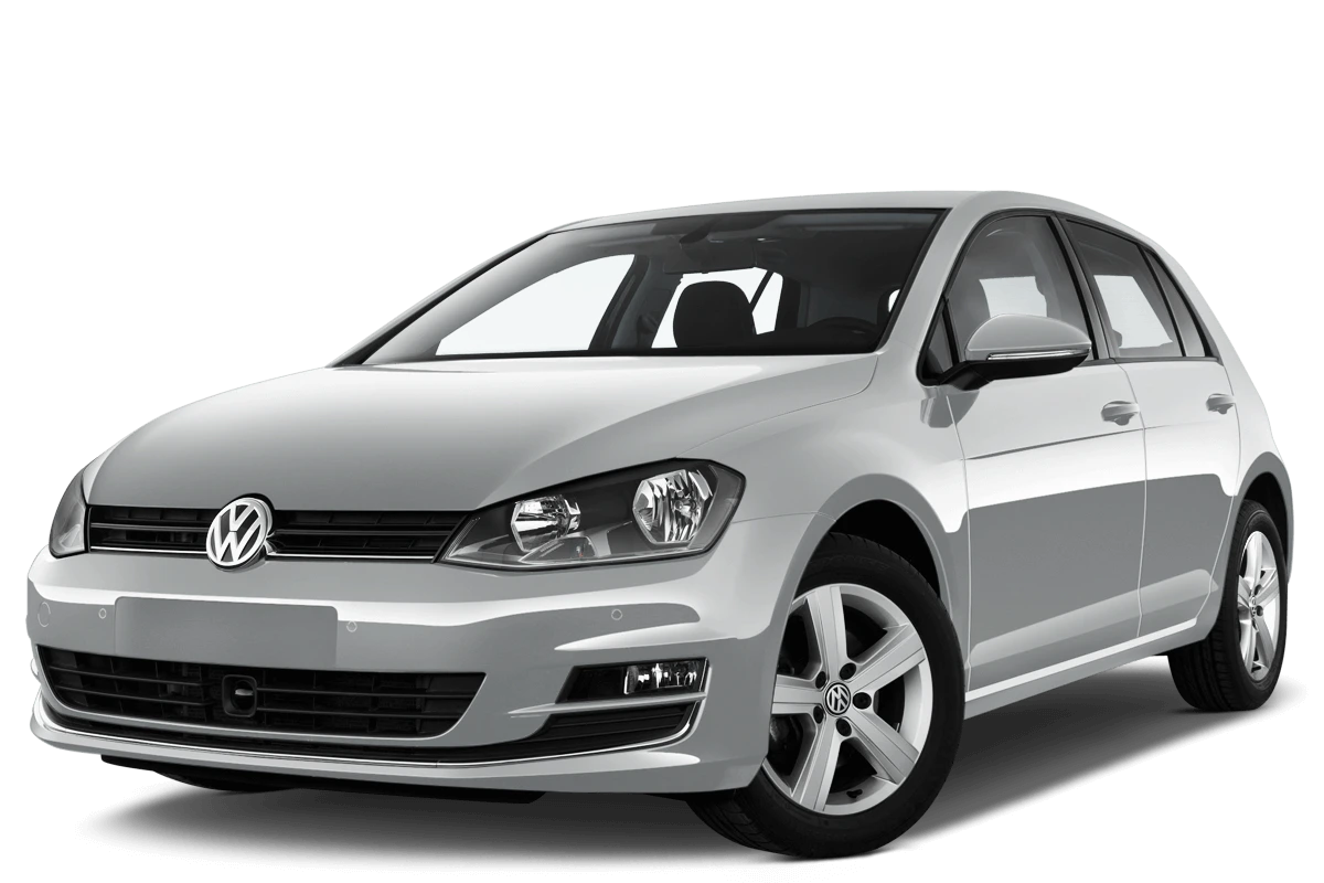 Silberner Volkswagen Golf, Vorderansicht. Kompakter Pkw mit fünf Türen und modernen Scheinwerfern. Fahrzeug auf weißem Hintergrund.
