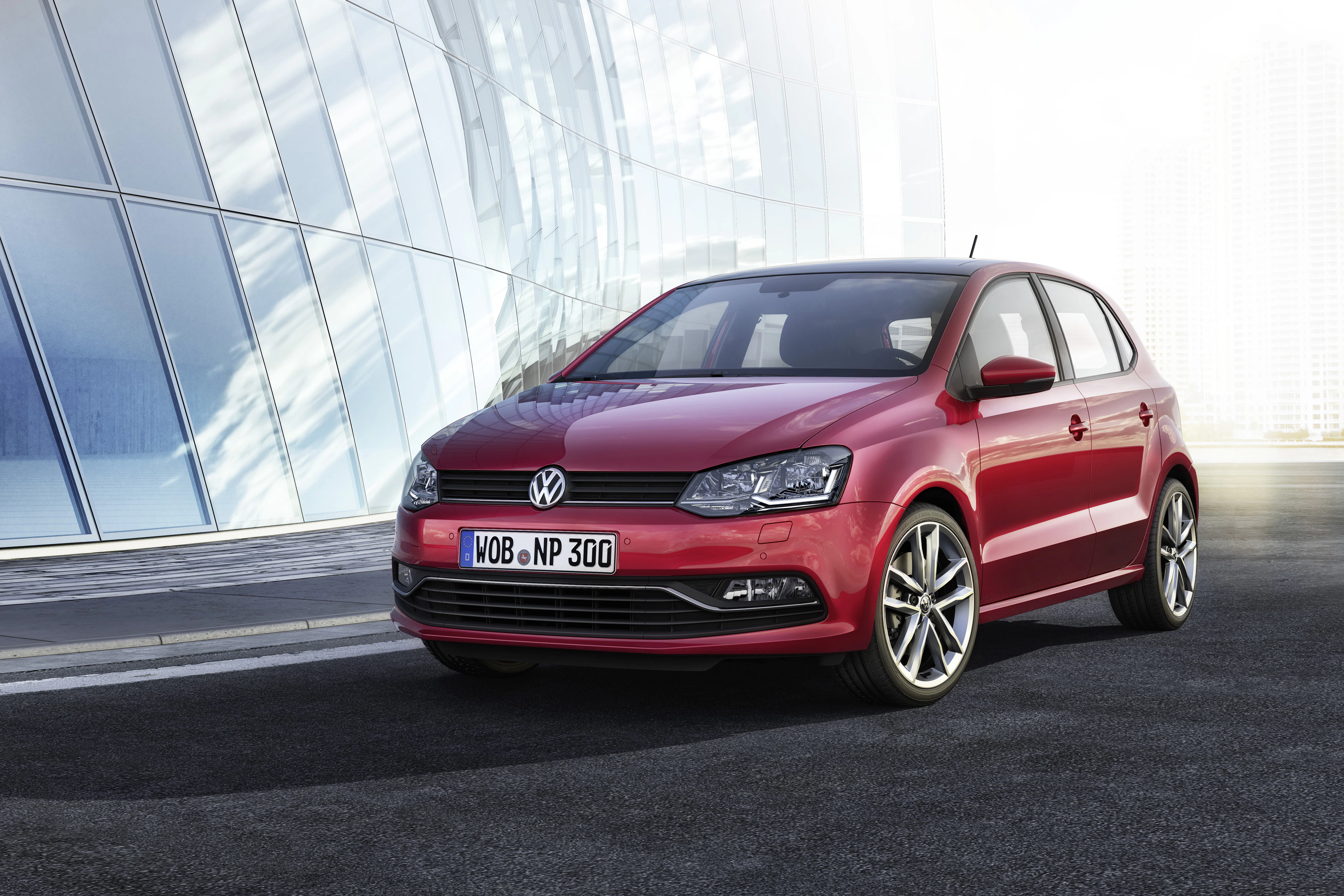 VW Polo 6R Facelift Fünftürer Aussenansicht Front schräg statisch rot