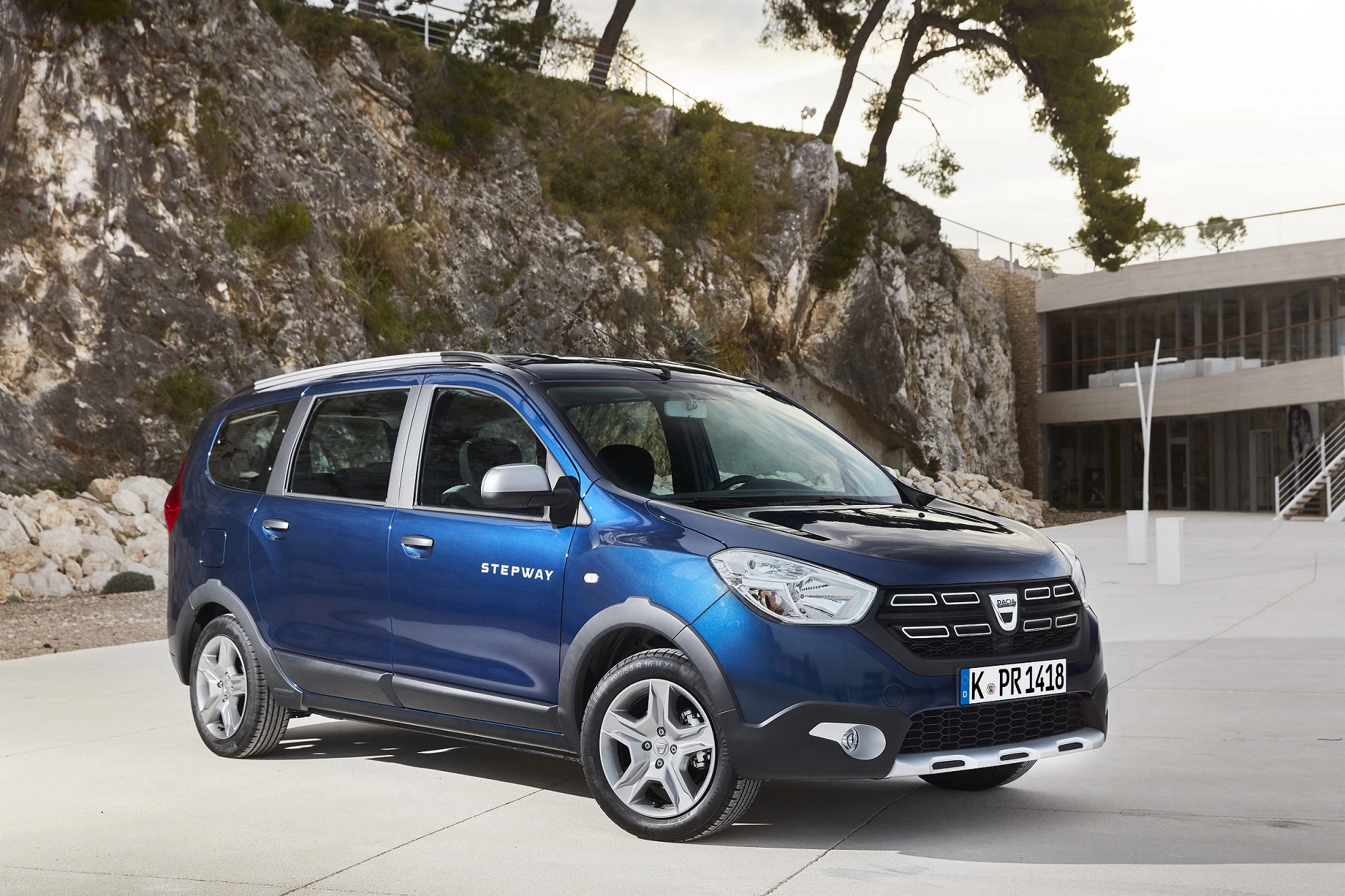 Blauer SUV, Modell Stepway, geparkt vor einer Felswand und modernem Gebäude, Kennzeichen: K-PR 4248.