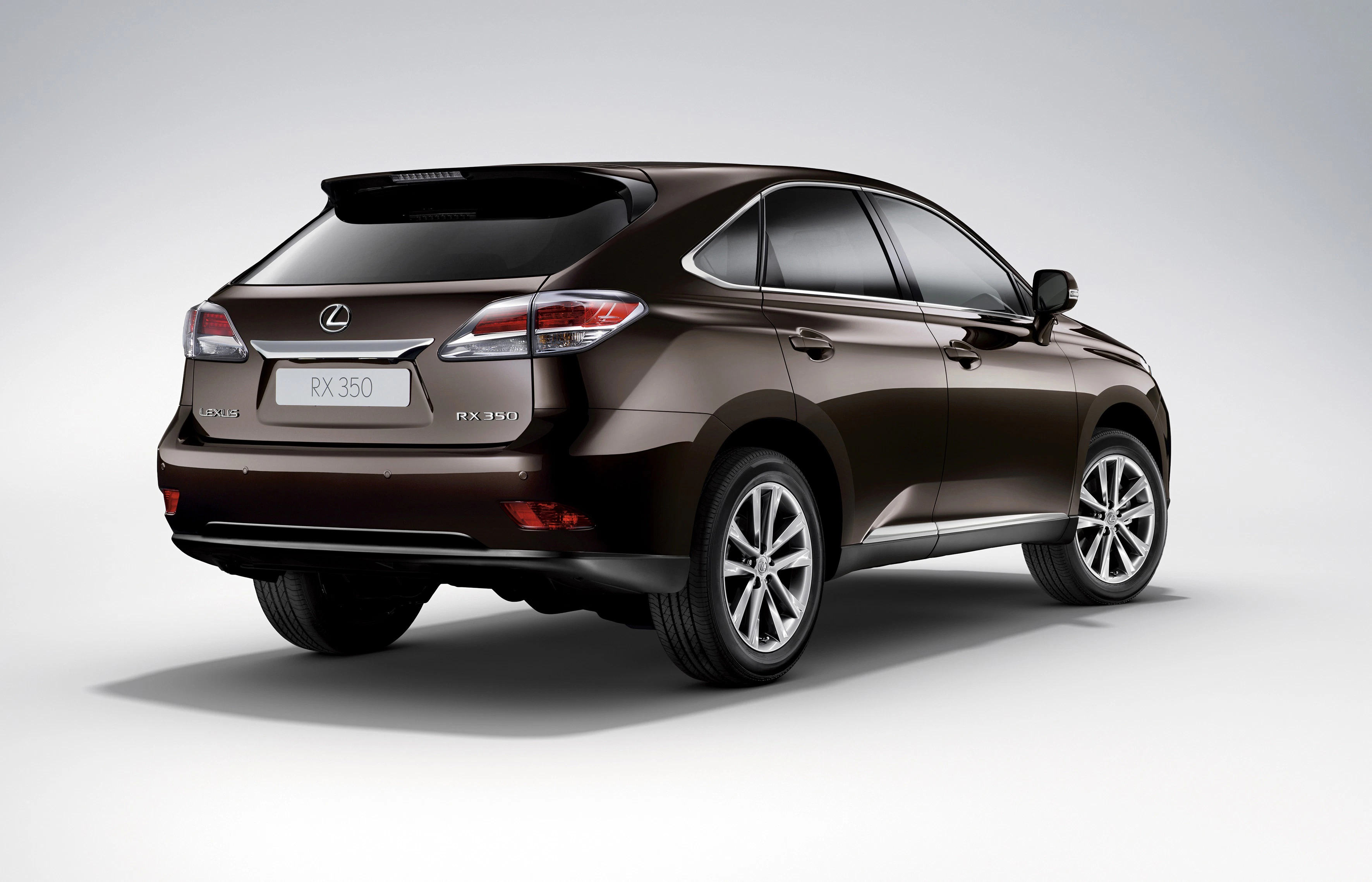 Brauner Lexus RX 350 SUV, Heckansicht, auf hellem Hintergrund, mit stilvollen Leichtmetallrädern und elegantem Design.