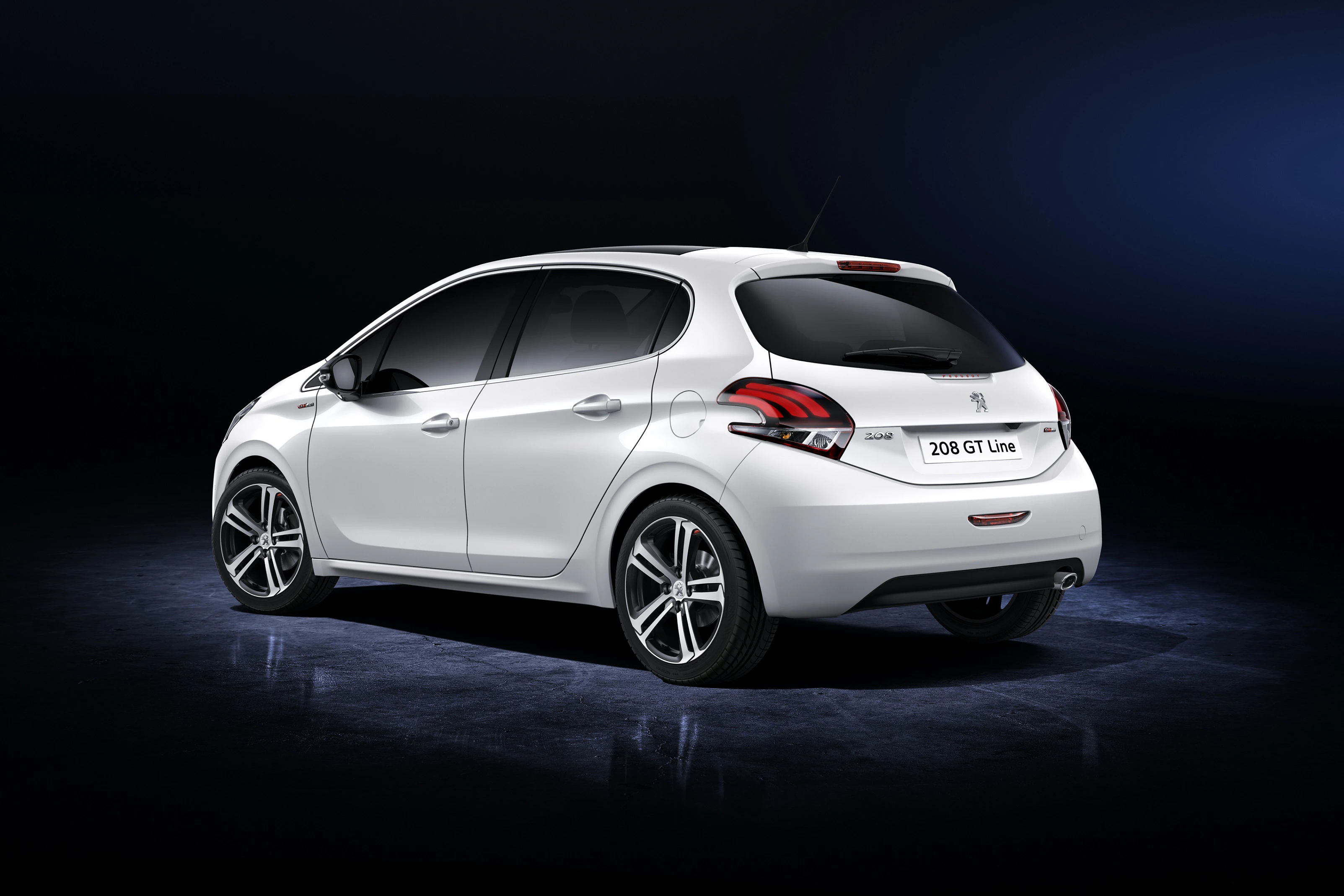 Weißer Kleinwagen, Peugeot 208 GT Line, Rückansicht, geparkt auf dunklem Hintergrund, beleuchtet durch blaues Licht.