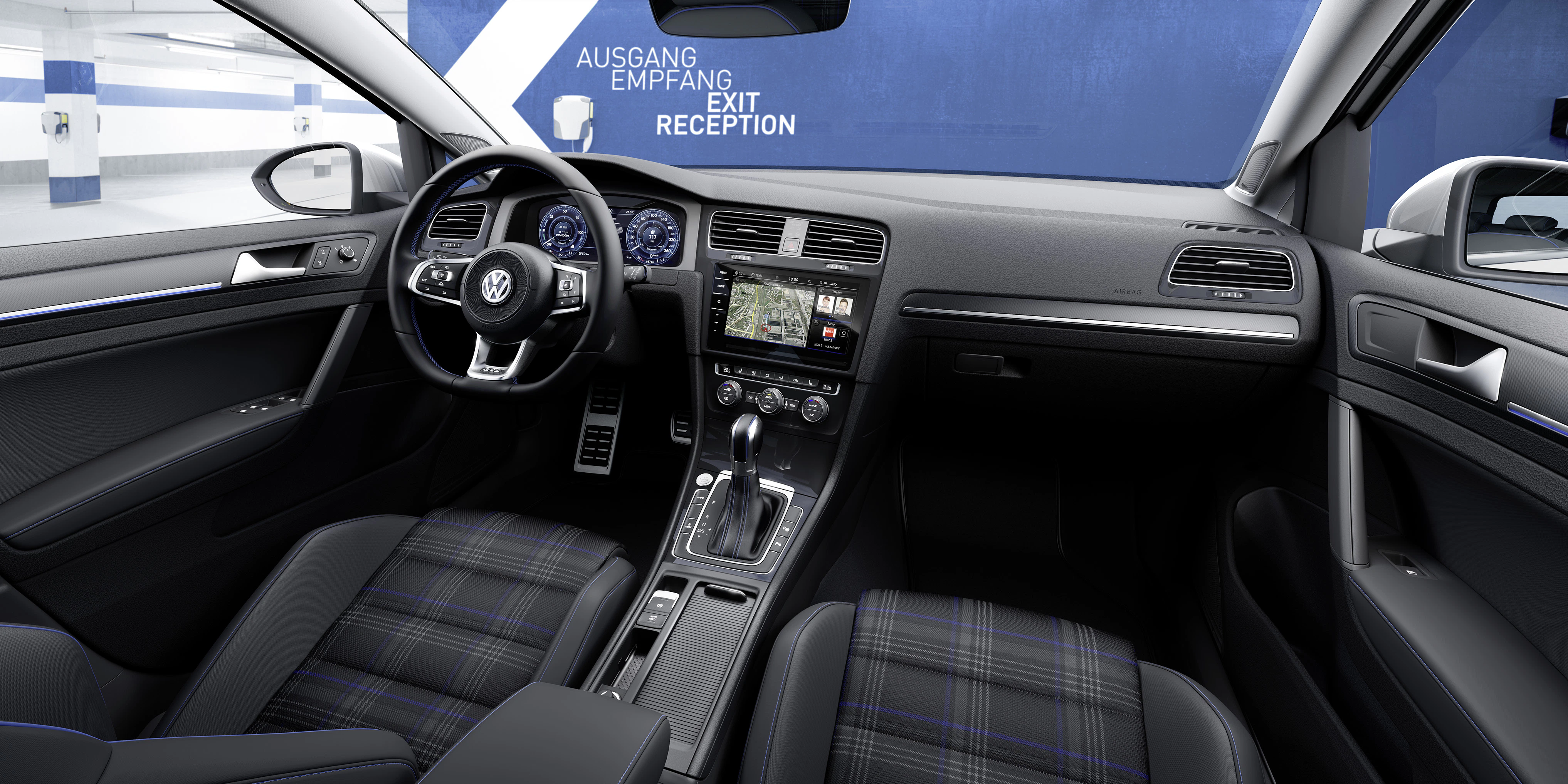 Innenraum eines Autos mit modernem Armaturenbrett, Navigation, Rundinstrumenten und Mittelkonsole. Hintergrund mit blauem Schild: "Ausgang - Empfang".