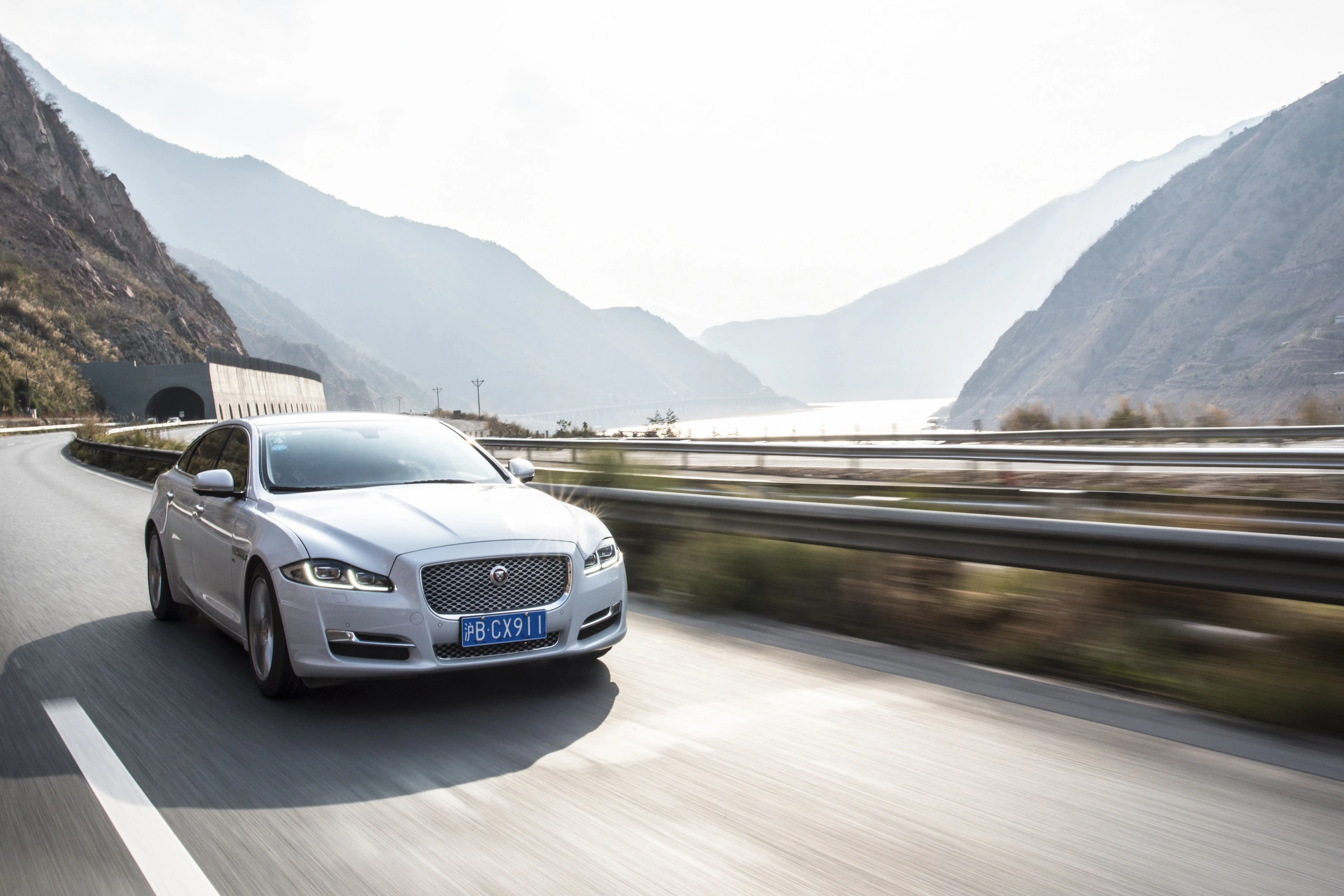 Jaguar XJ X351 Aussenansicht Front schräg dynamisch weiss