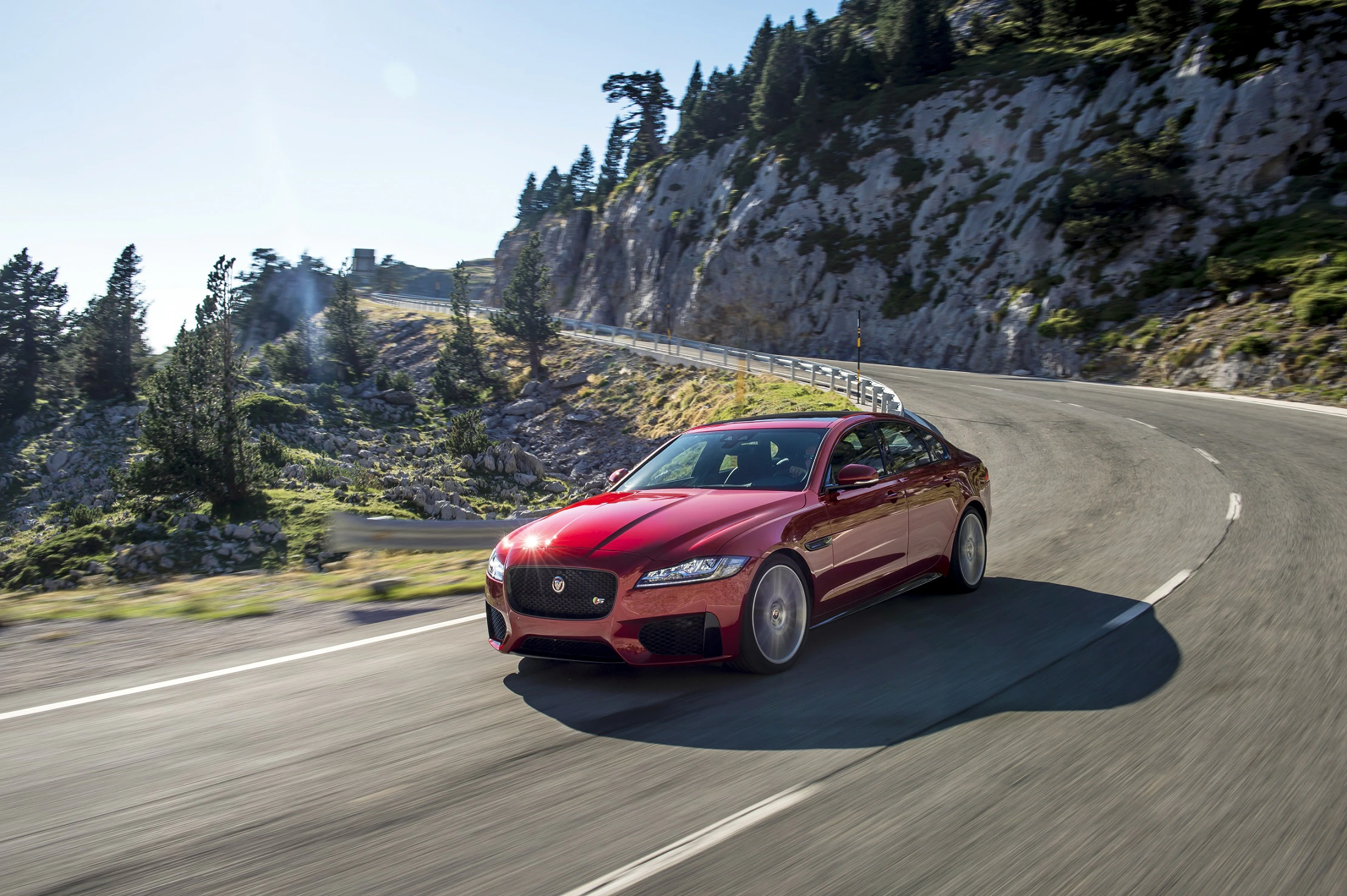 Jaguar XF S X260 Aussenansicht Front schräg dynamisch rot