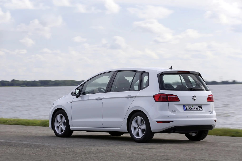 VW Golf Sportsvan Aussenansicht Heck schräg statisch weiss