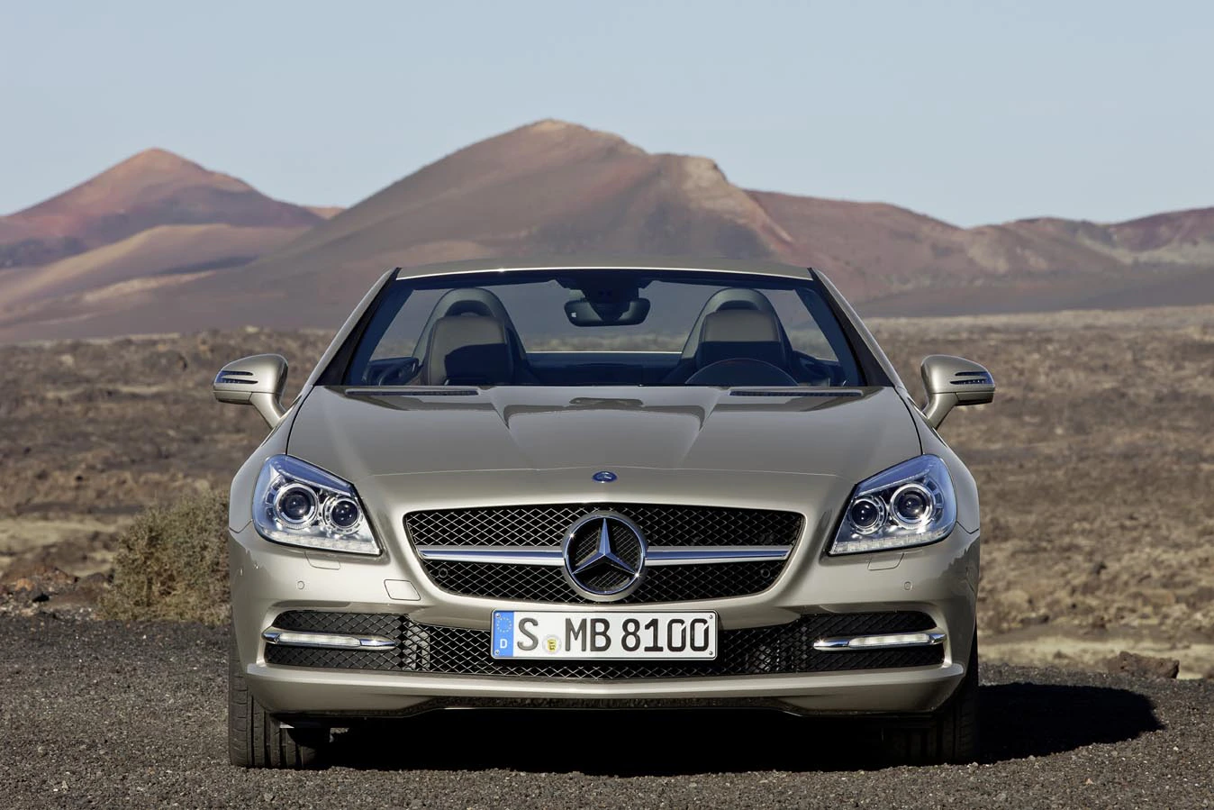 Mercedes-Benz Cabrio in der Wüste, frontal fotografiert. Hintergrund mit kahlen Hügeln unter klarem Himmel.