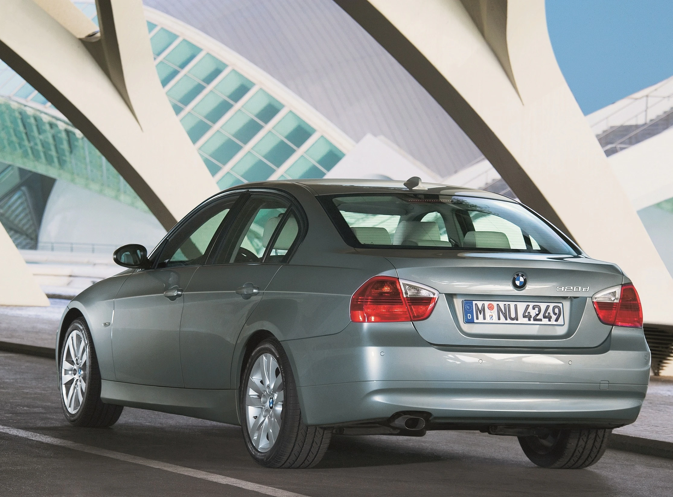 BMW 3er Limousine Aussenansicht Heck schräg statisch grau