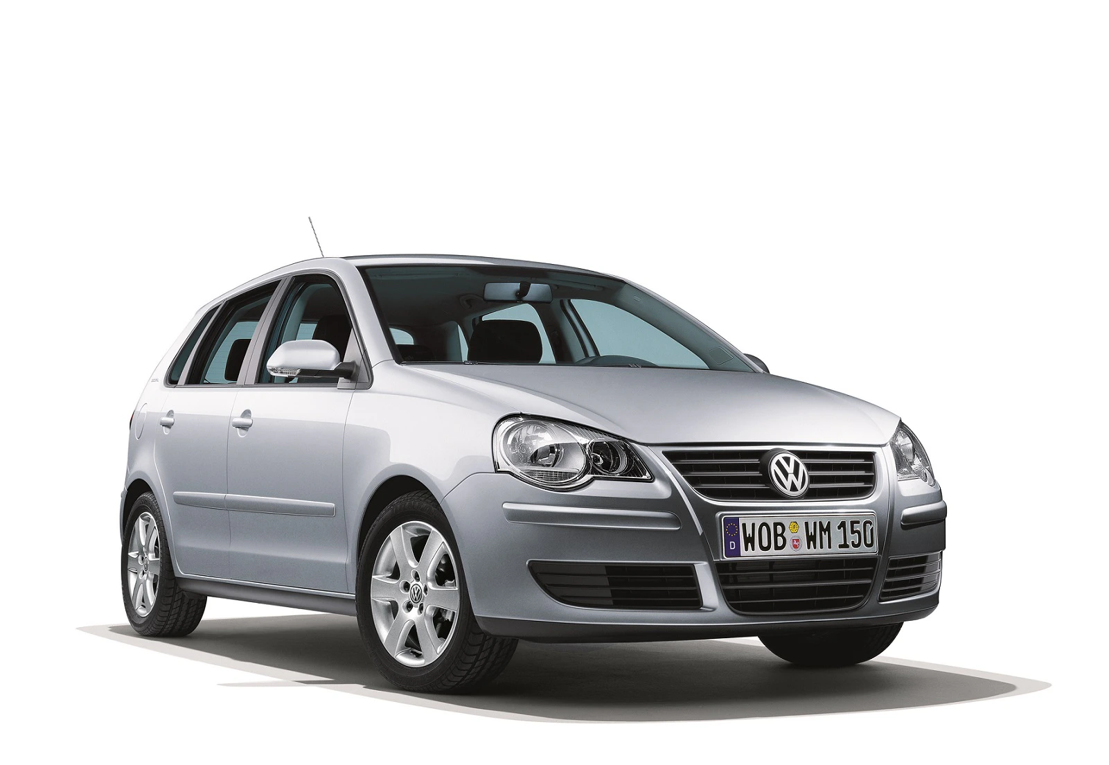Silberner VW Polo von schräg vorne, auf weißem Hintergrund. Fahrzeug mit fünf Türen und Leichtmetallfelgen.