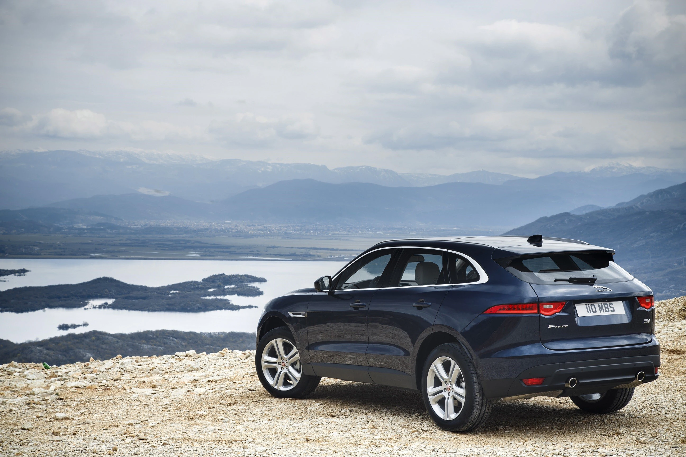 Jaguar F-Pace X761 Aussenansicht Seite schräg statisch dunkelblau