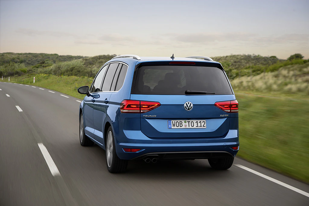 VW Touran 2 Aussenansicht Heck dynamisch blau
