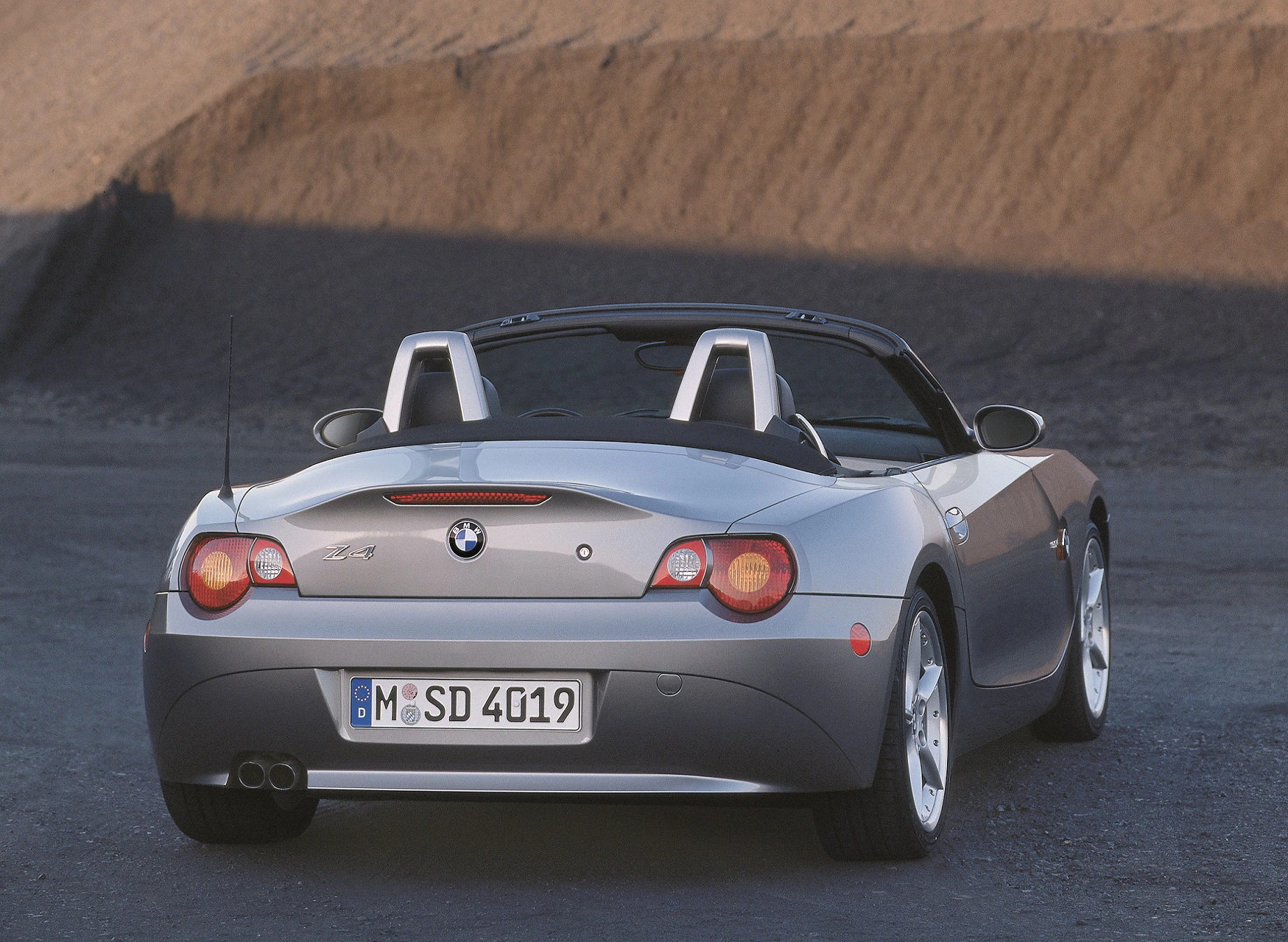 BMW Z4 Roadster E85 Aussenansicht Heck schräg statisch grau